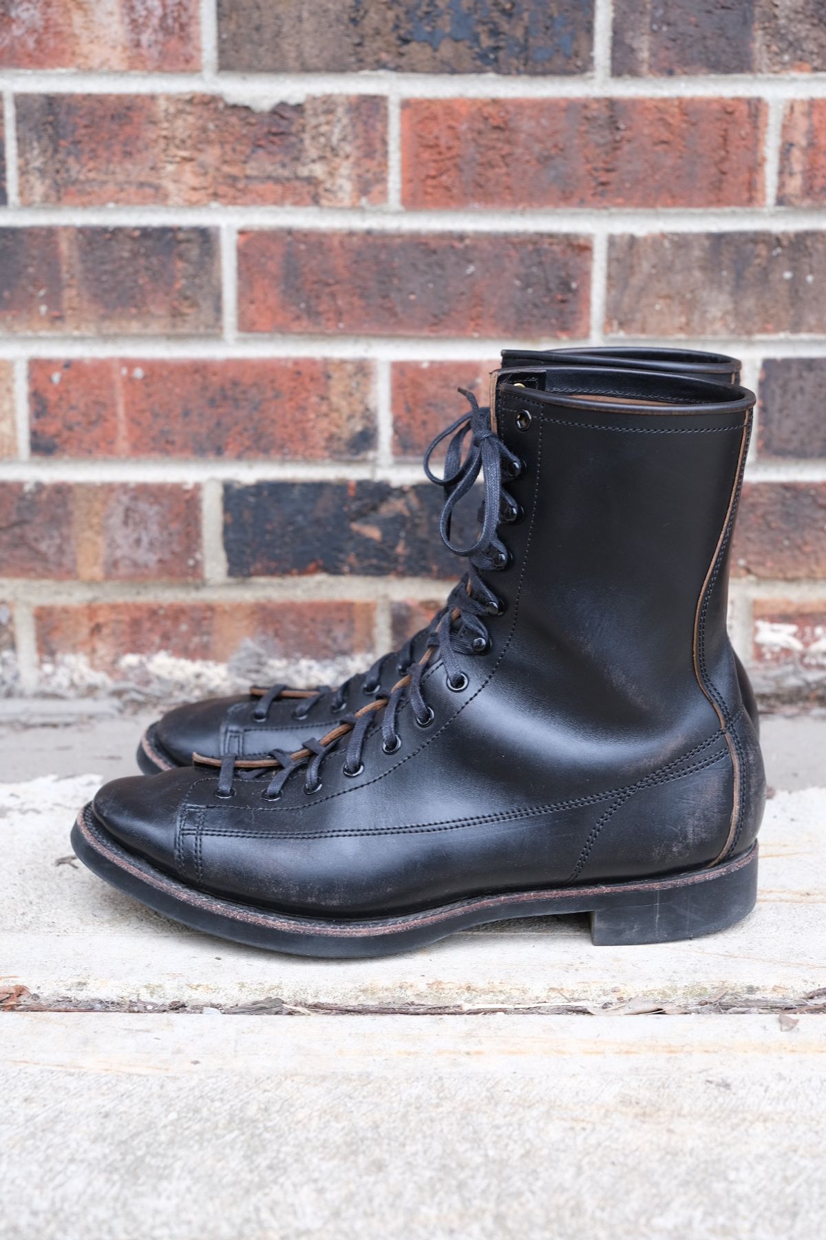 Photo by danadd94 on March 4, 2023 of the Clinch Gary Boots in Black-Overdyed Horsebutt.
