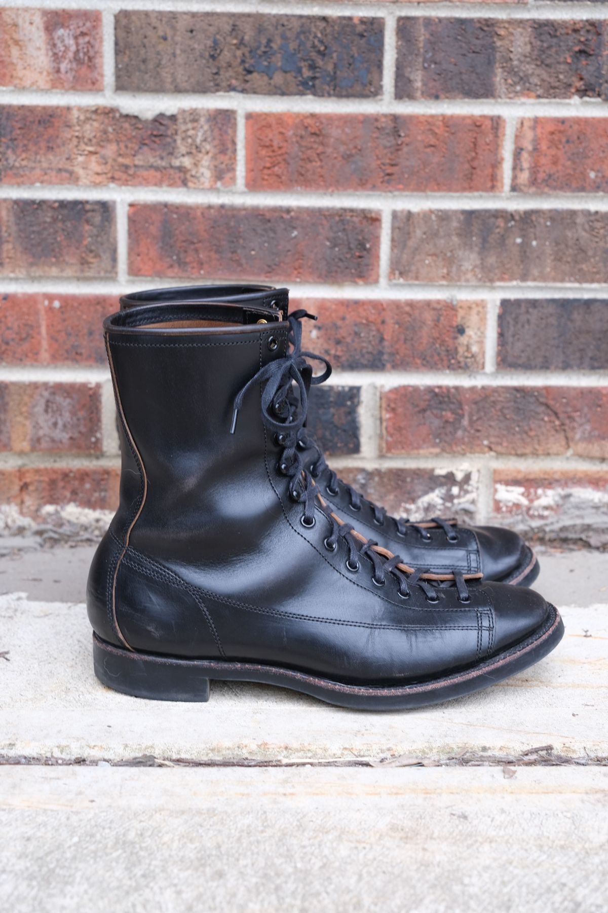 Photo by danadd94 on March 4, 2023 of the Clinch Gary Boots in Black-Overdyed Horsebutt.