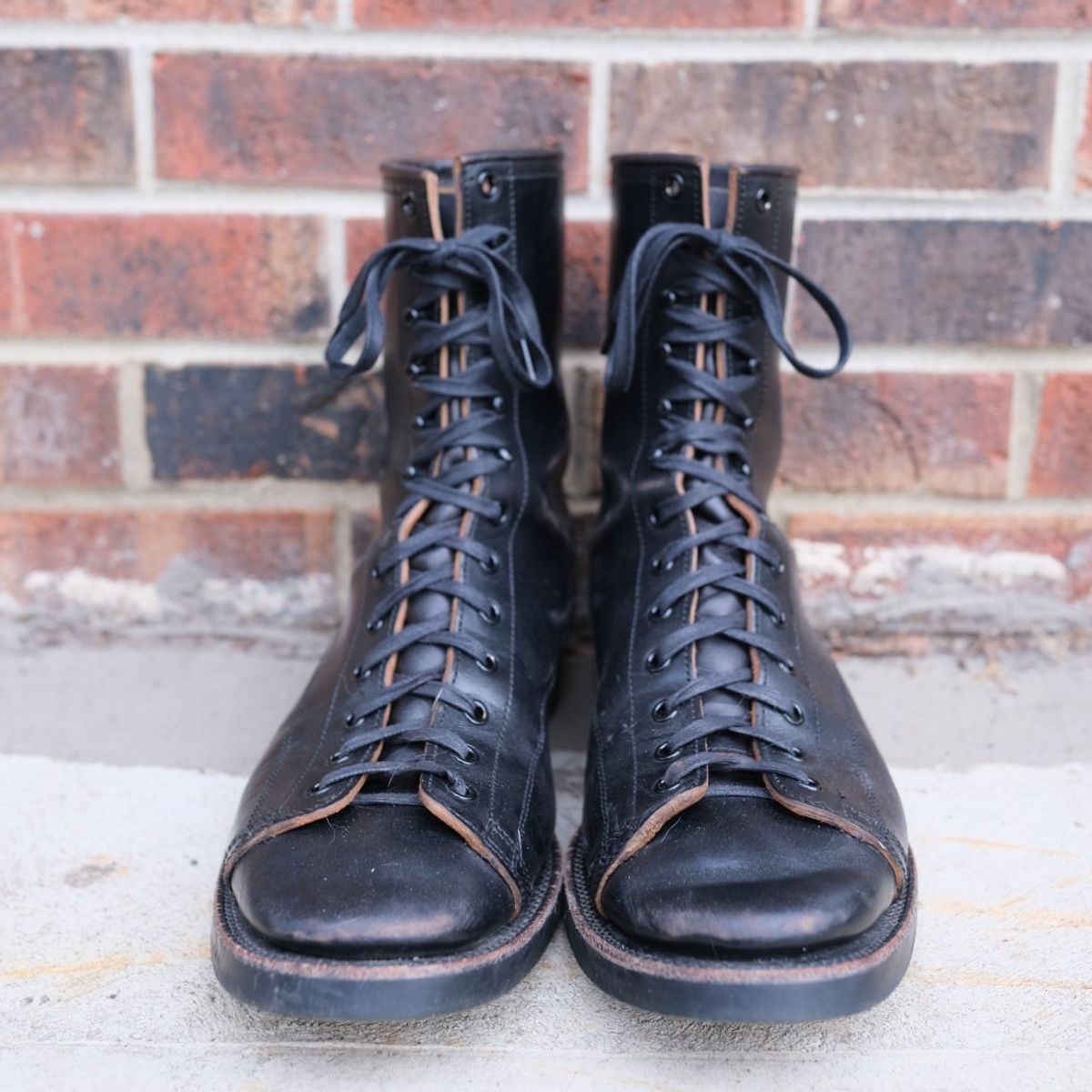 Photo by danadd94 on April 3, 2023 of the Clinch Gary Boots in Black-Overdyed Horsebutt.