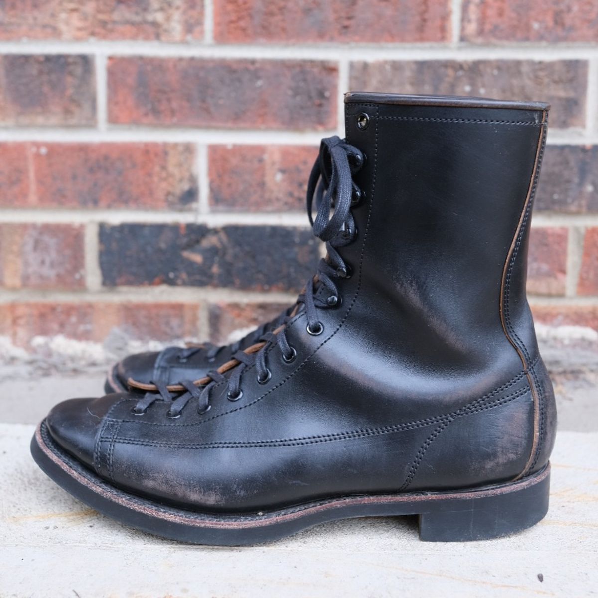 Photo by danadd94 on April 3, 2023 of the Clinch Gary Boots in Black-Overdyed Horsebutt.