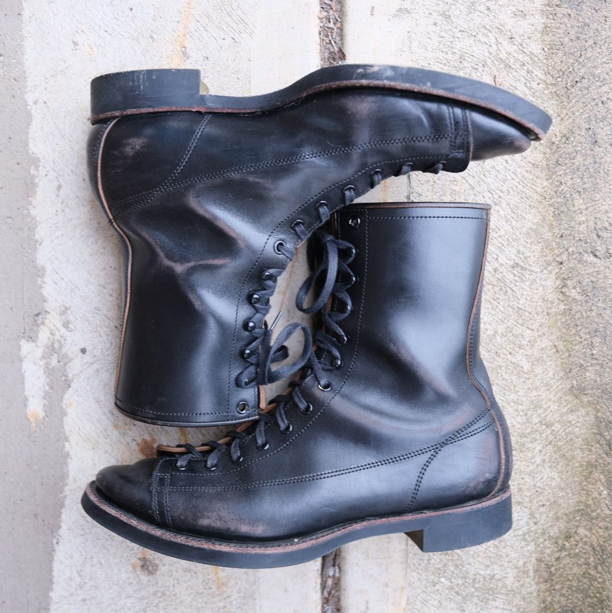 Photo by danadd94 on April 3, 2023 of the Clinch Gary Boots in Black-Overdyed Horsebutt.