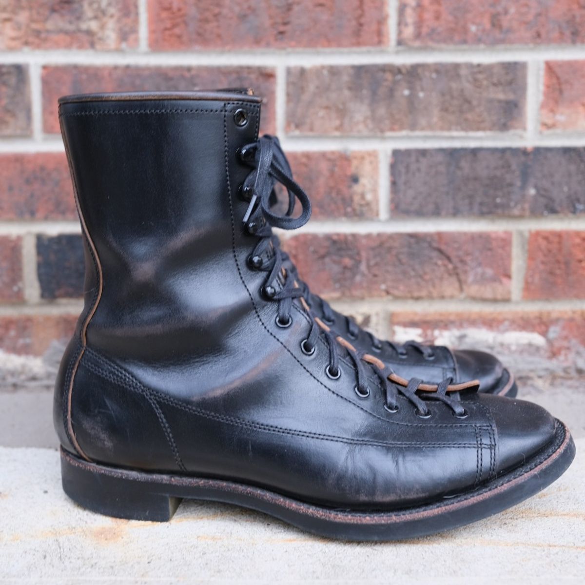 Photo by danadd94 on April 3, 2023 of the Clinch Gary Boots in Black-Overdyed Horsebutt.