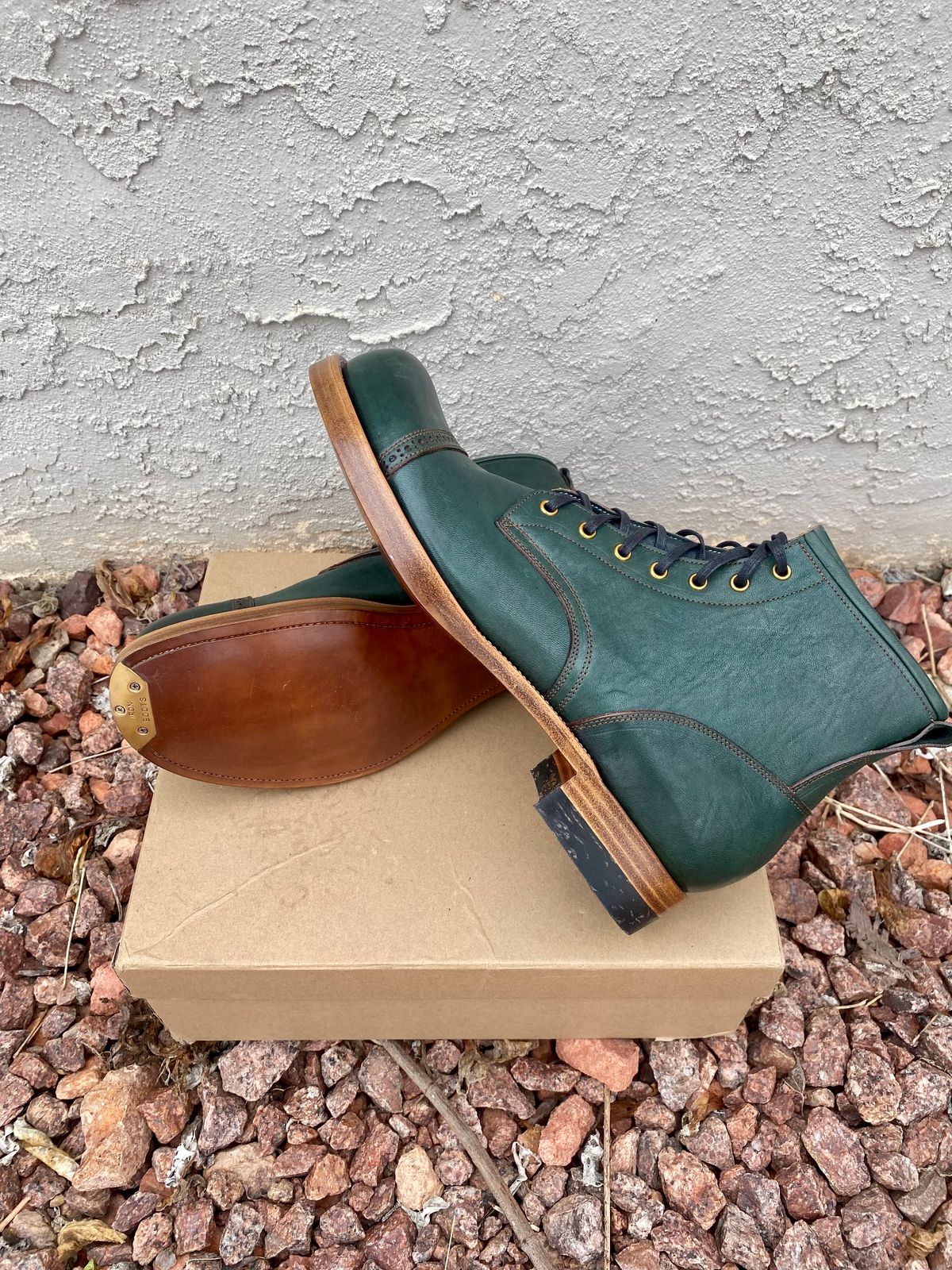 Photo by kenmar1010 on October 1, 2022 of the Iron Boots 5515 in Maryam Jungle Green Horsebutt.