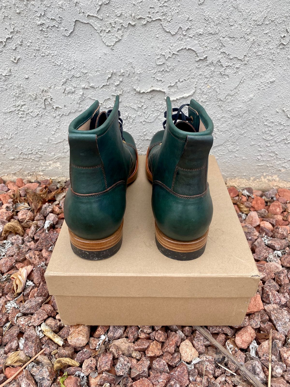 Photo by kenmar1010 on October 1, 2022 of the Iron Boots 5515 in Maryam Jungle Green Horsebutt.