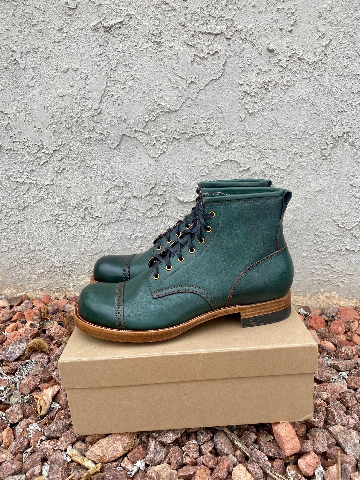 Photo by kenmar1010 on October 1, 2022 of the Iron Boots 5515 in Maryam Jungle Green Horsebutt.