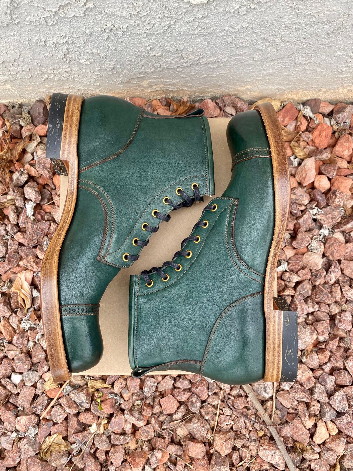Photo by kenmar1010 on October 1, 2022 of the Iron Boots 5515 in Maryam Jungle Green Horsebutt.