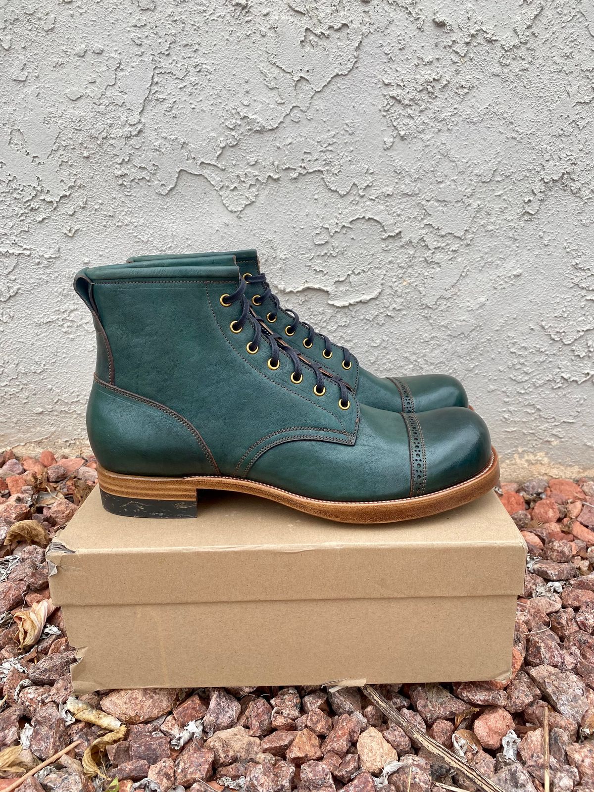 Photo by kenmar1010 on October 1, 2022 of the Iron Boots 5515 in Maryam Jungle Green Horsebutt.