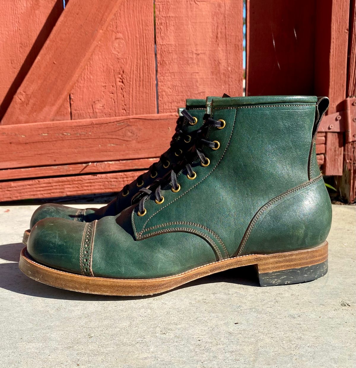 Photo by kenmar1010 on December 4, 2022 of the Iron Boots 5515 in Maryam Jungle Green Horsebutt.