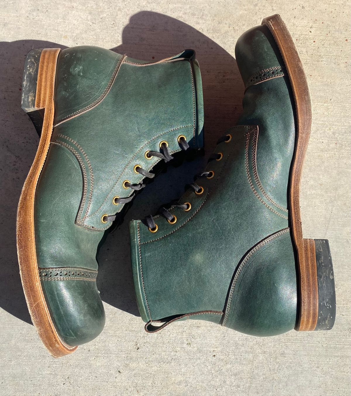 Photo by kenmar1010 on December 4, 2022 of the Iron Boots 5515 in Maryam Jungle Green Horsebutt.