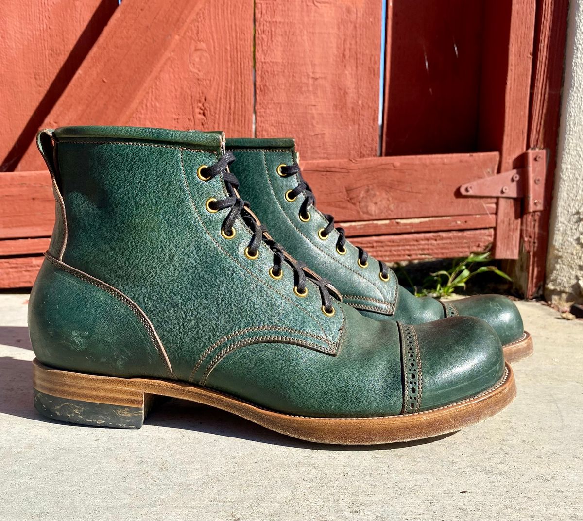 Photo by kenmar1010 on December 4, 2022 of the Iron Boots 5515 in Maryam Jungle Green Horsebutt.