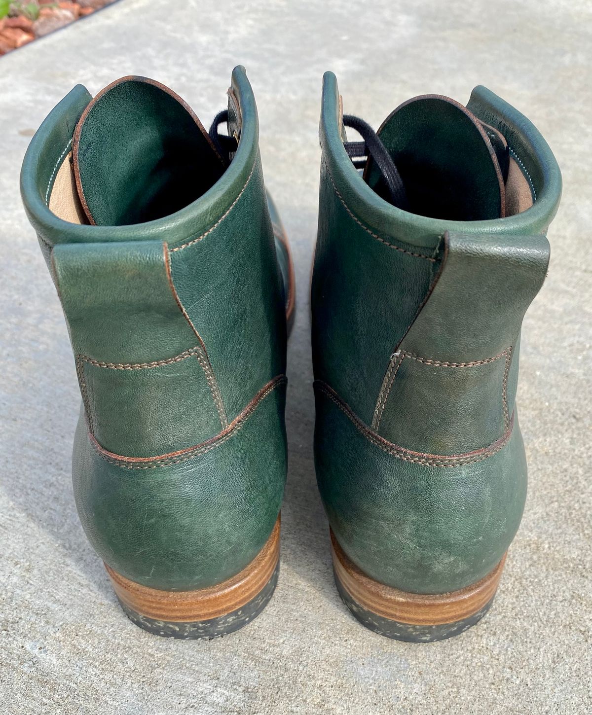 Photo by kenmar1010 on January 4, 2023 of the Iron Boots 5515 in Maryam Jungle Green Horsebutt.