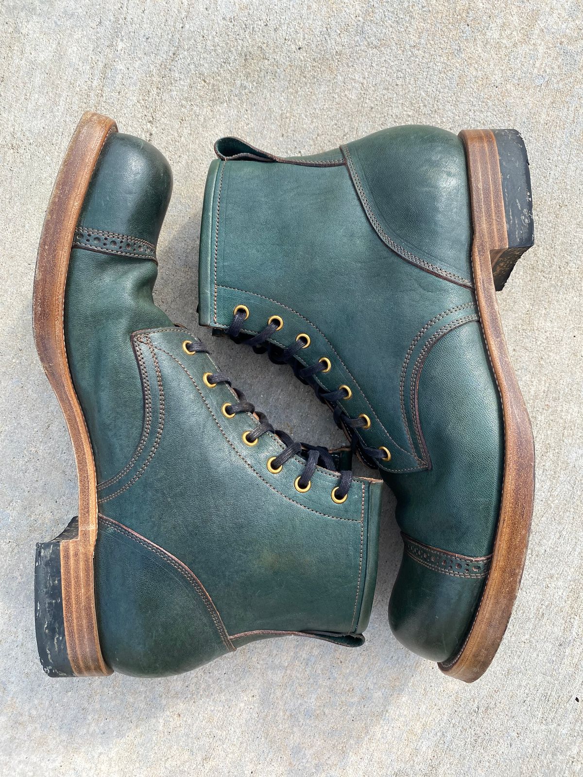 Photo by kenmar1010 on January 4, 2023 of the Iron Boots 5515 in Maryam Jungle Green Horsebutt.