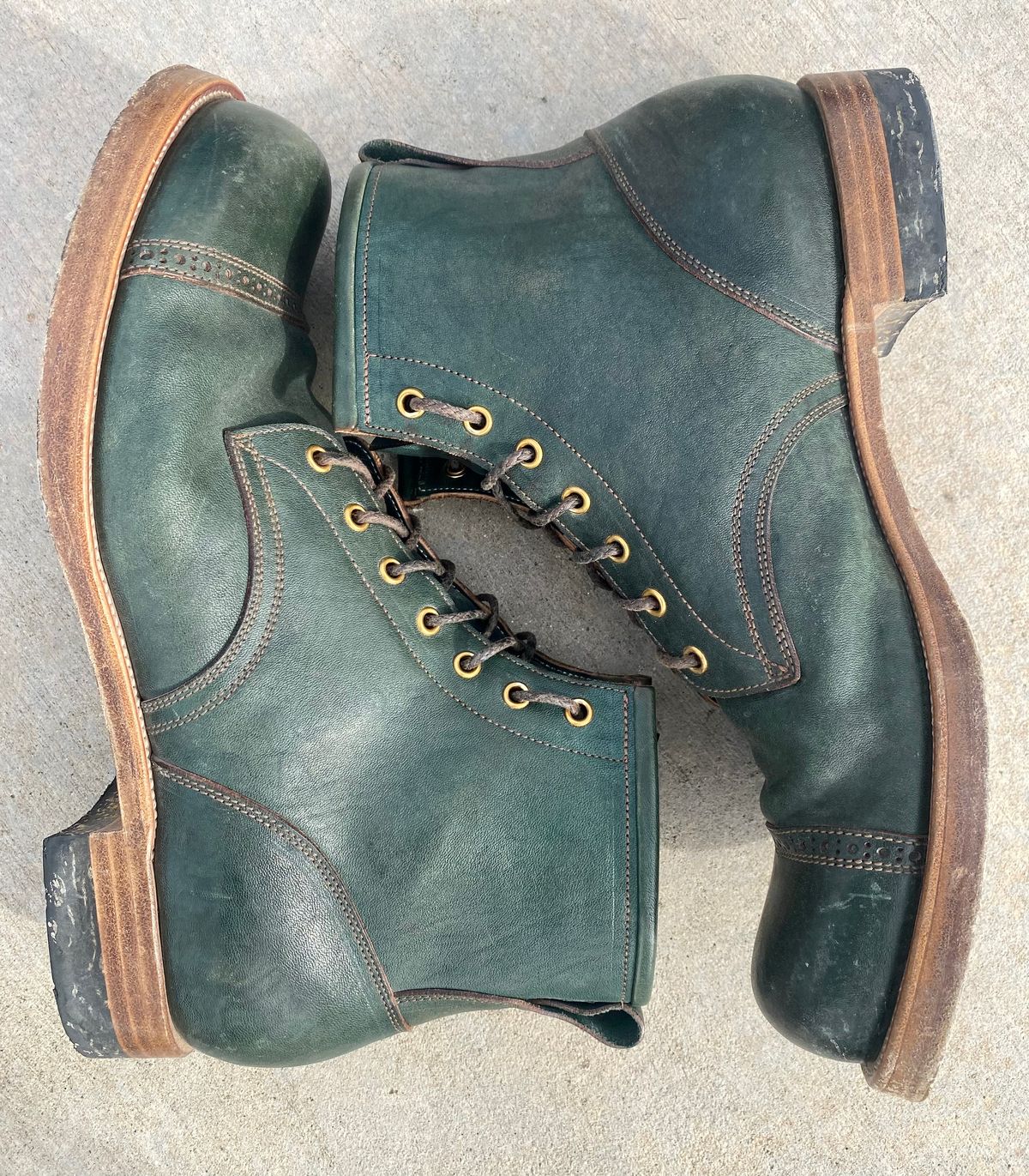 Photo by kenmar1010 on February 5, 2023 of the Iron Boots 5515 in Maryam Jungle Green Horsebutt.