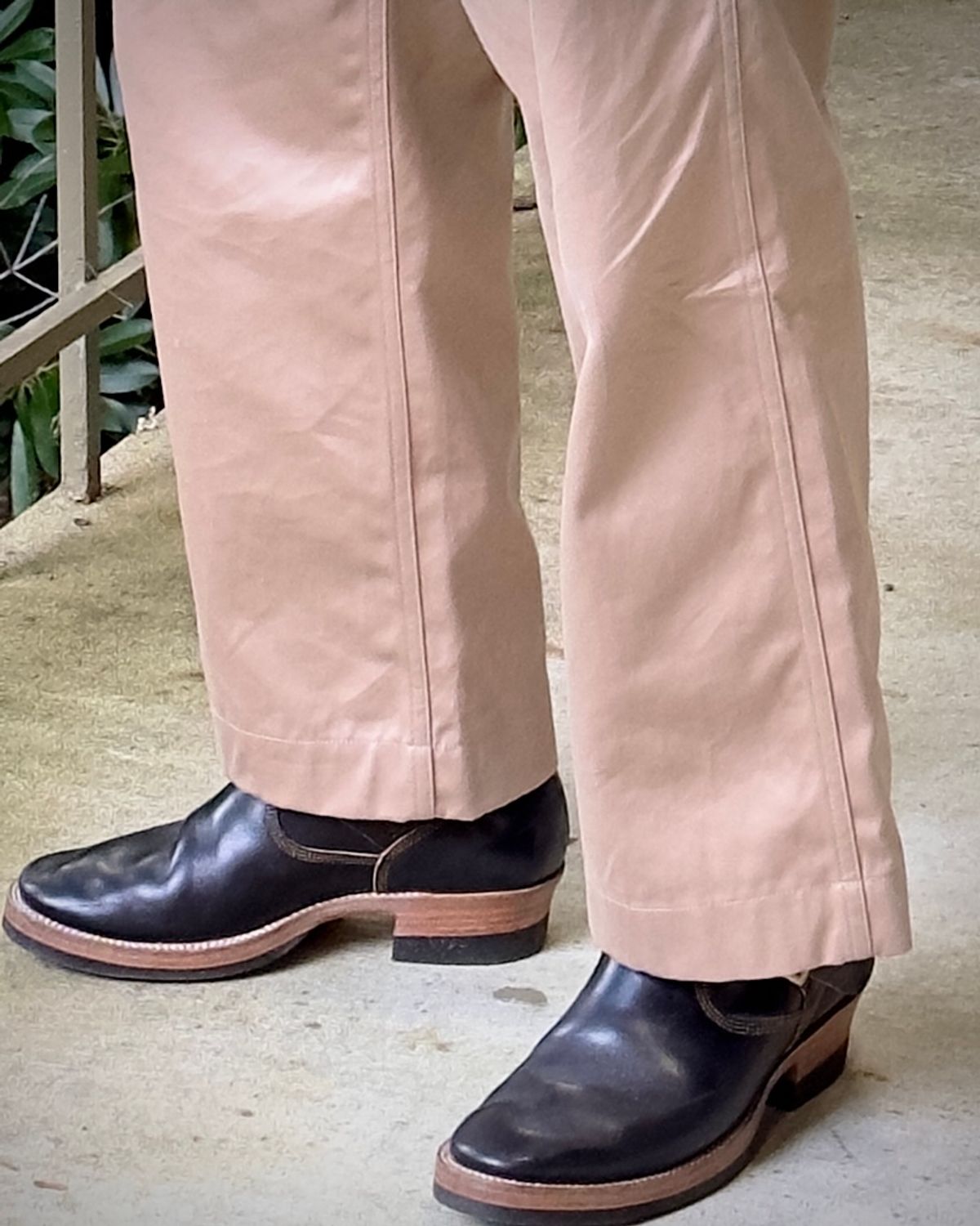 Photo by UglyJoe on September 6, 2023 of the Prof Barnets Neocliffwood Boots in Maryam Black Teacore Horsebutt.