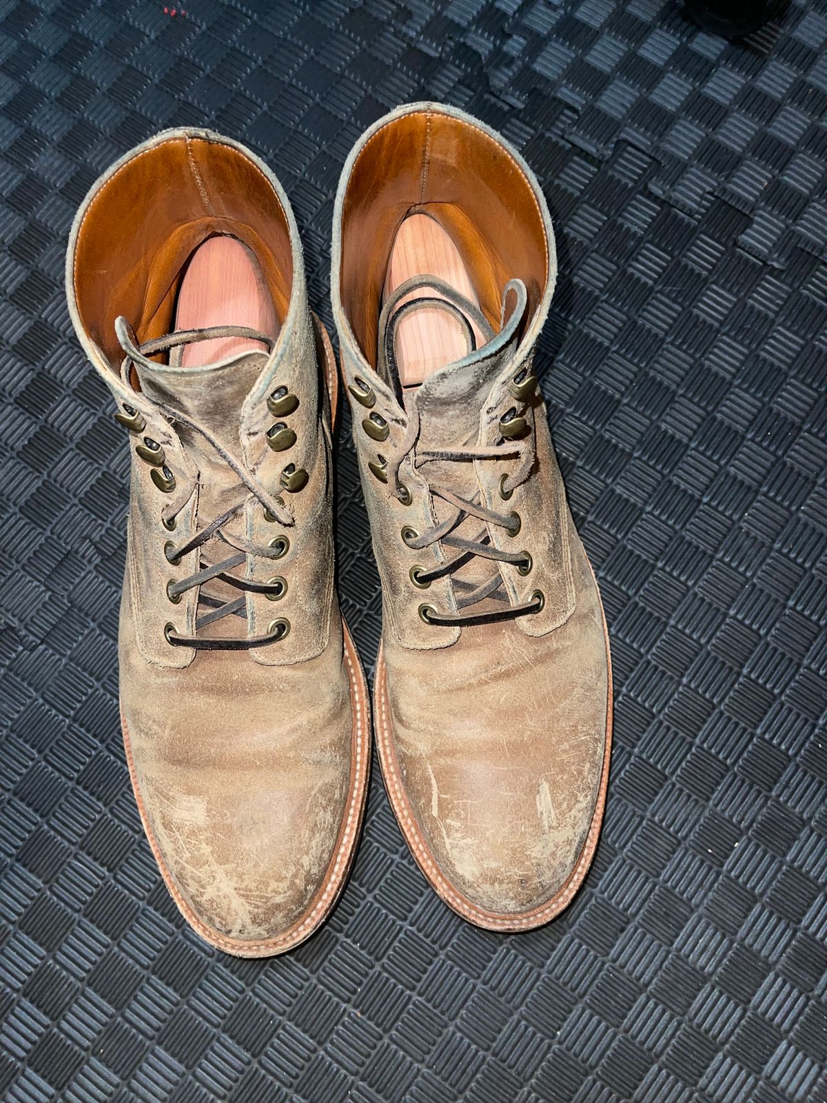 Photo by StrikeDeuce on February 6, 2023 of the Grant Stone Diesel Boot in C.F. Stead Natural Waxy Commander Suede.