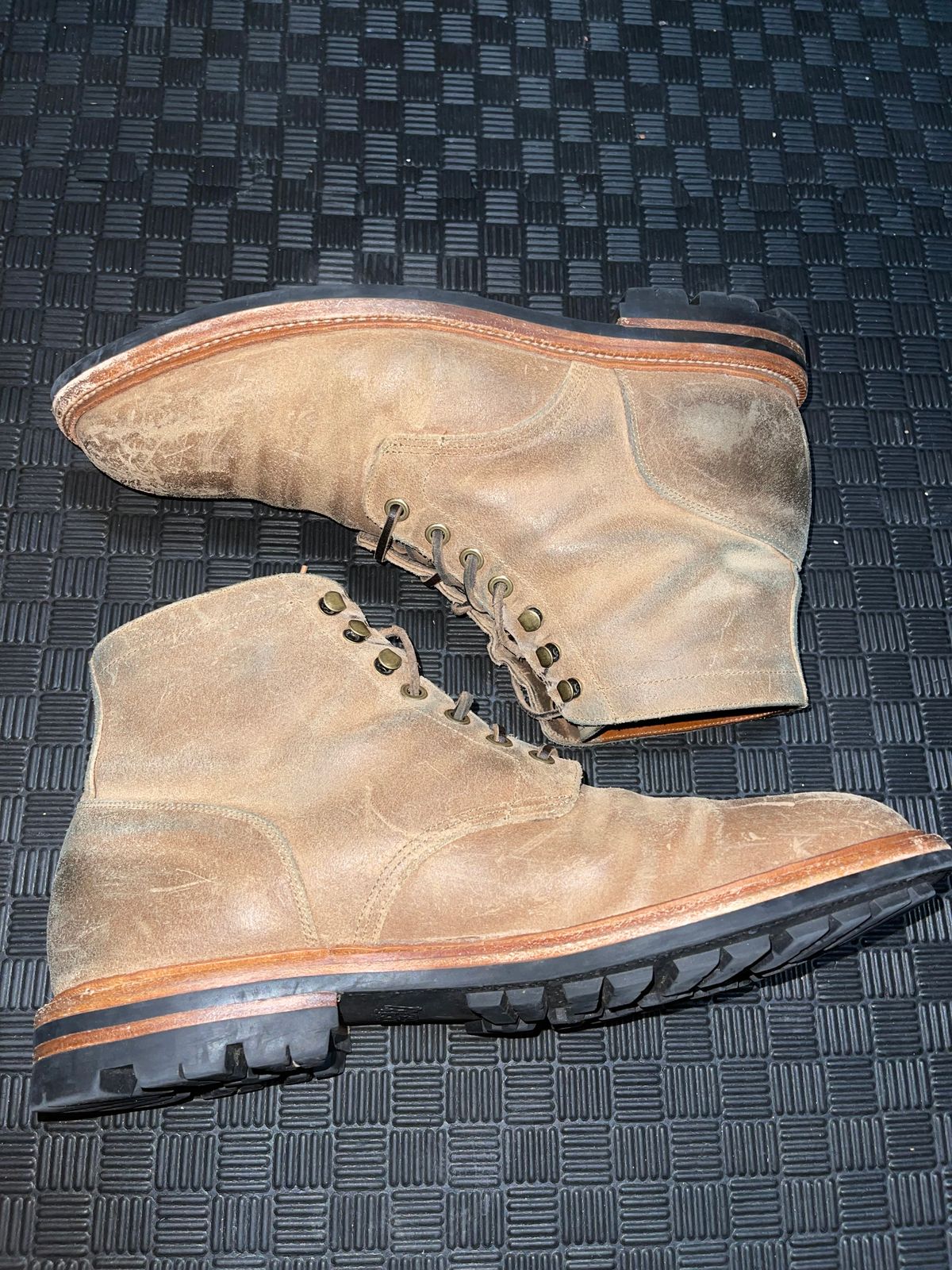 Photo by StrikeDeuce on February 6, 2023 of the Grant Stone Diesel Boot in C.F. Stead Natural Waxy Commander Suede.