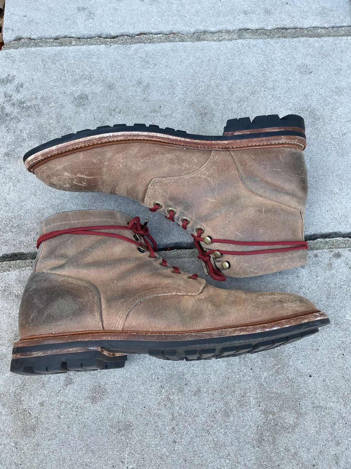 Photo by StrikeDeuce on April 6, 2023 of the Grant Stone Diesel Boot in C.F. Stead Natural Waxy Commander Suede.