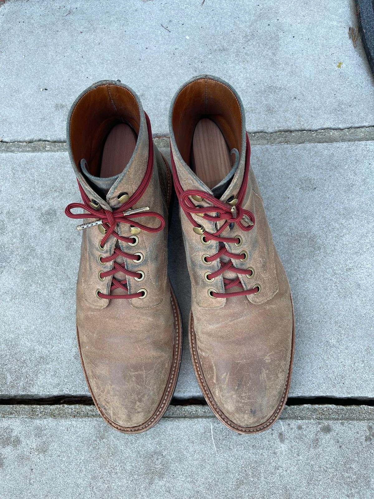 Photo by StrikeDeuce on April 6, 2023 of the Grant Stone Diesel Boot in C.F. Stead Natural Waxy Commander Suede.