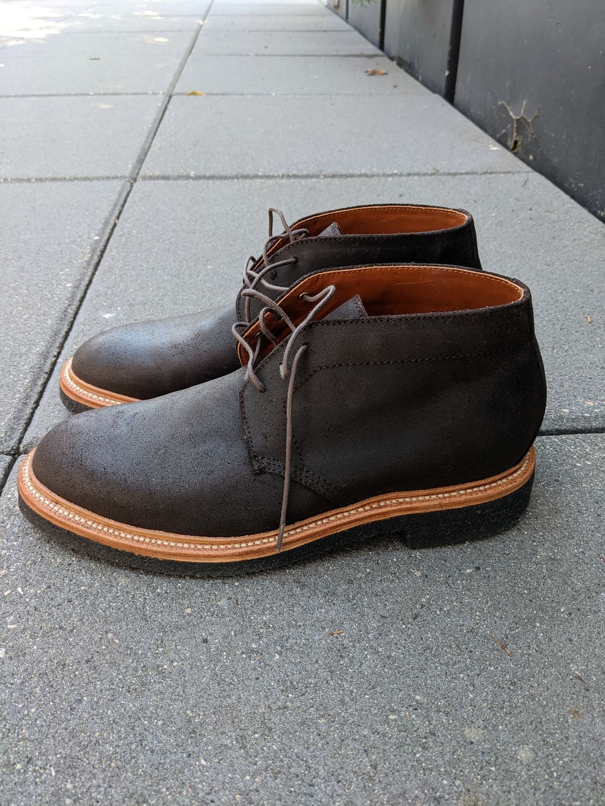 Photo by trickyspaniard on October 1, 2022 of the Grant Stone Chukka in C.F. Stead Earth Waxy Commander Suede.