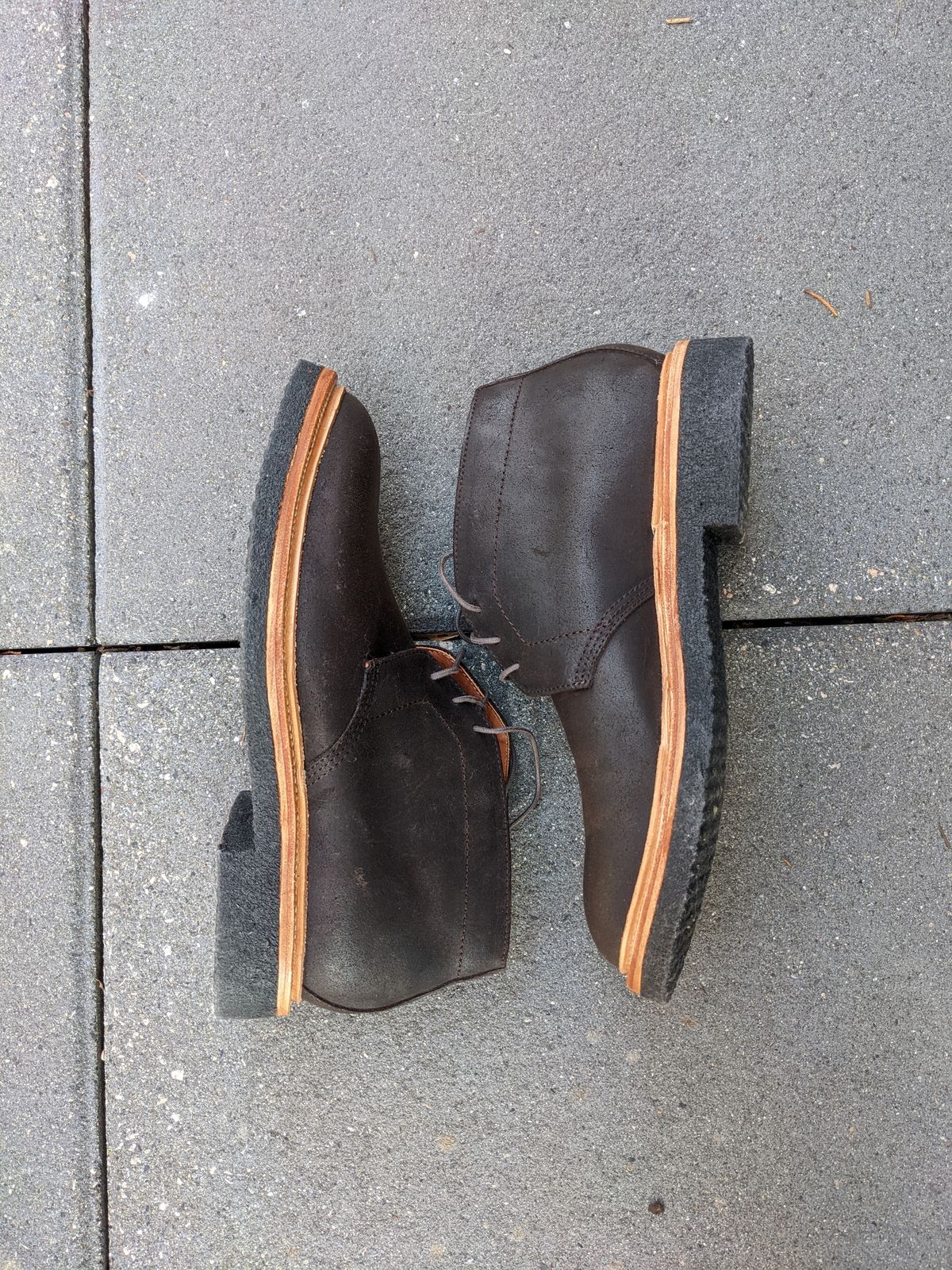 Photo by trickyspaniard on October 1, 2022 of the Grant Stone Chukka in C.F. Stead Earth Waxy Commander Suede.