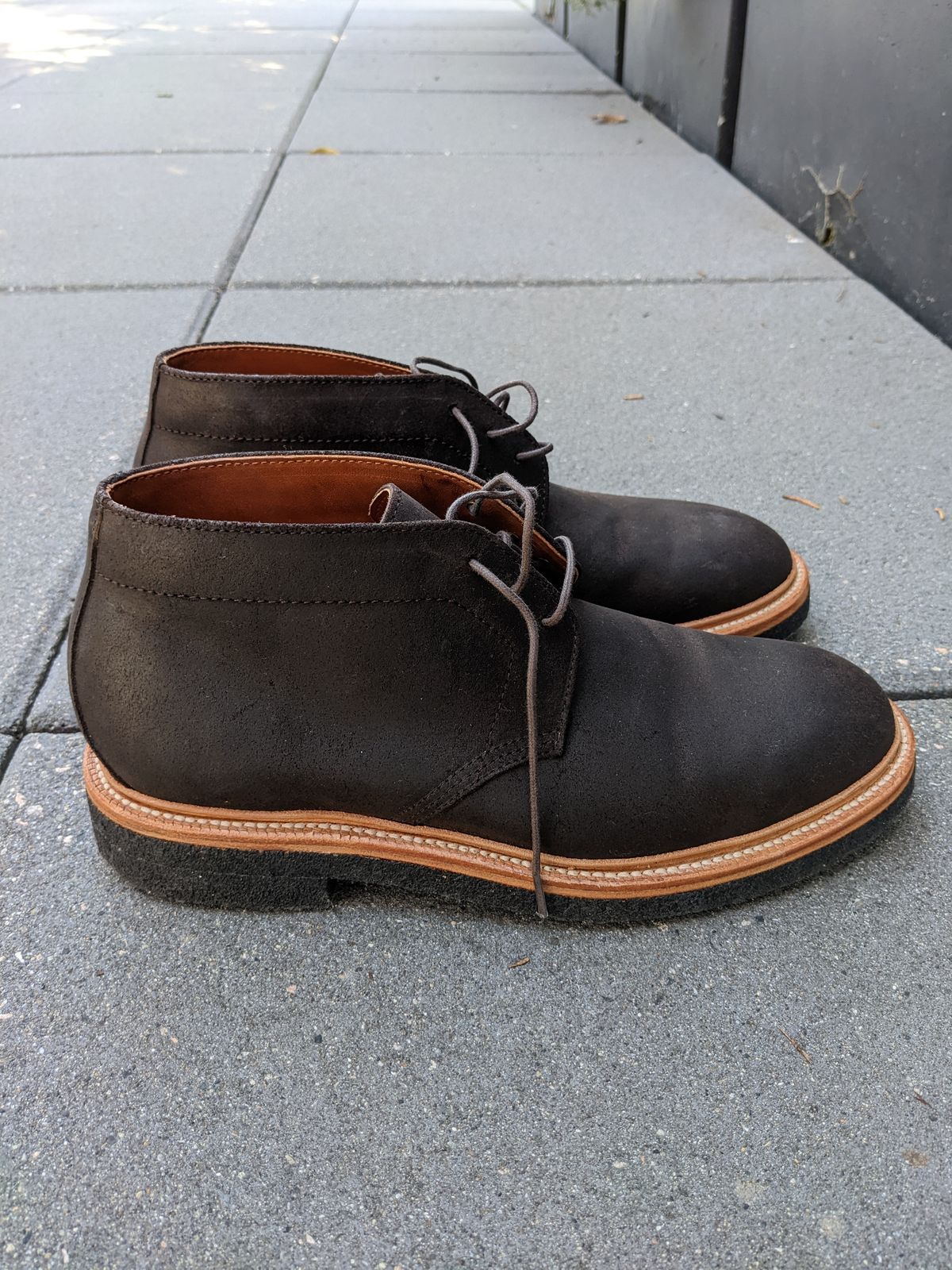 Photo by trickyspaniard on October 1, 2022 of the Grant Stone Chukka in C.F. Stead Earth Waxy Commander Suede.