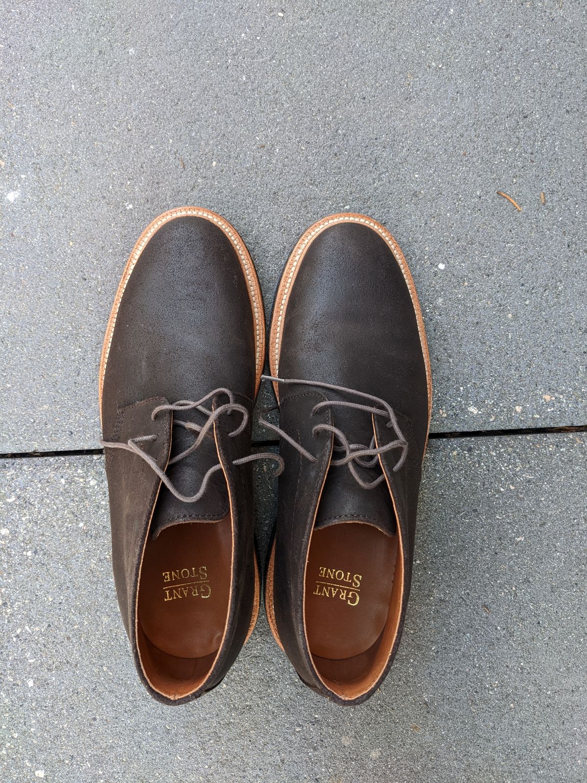 Photo by trickyspaniard on October 1, 2022 of the Grant Stone Chukka in C.F. Stead Earth Waxy Commander Suede.