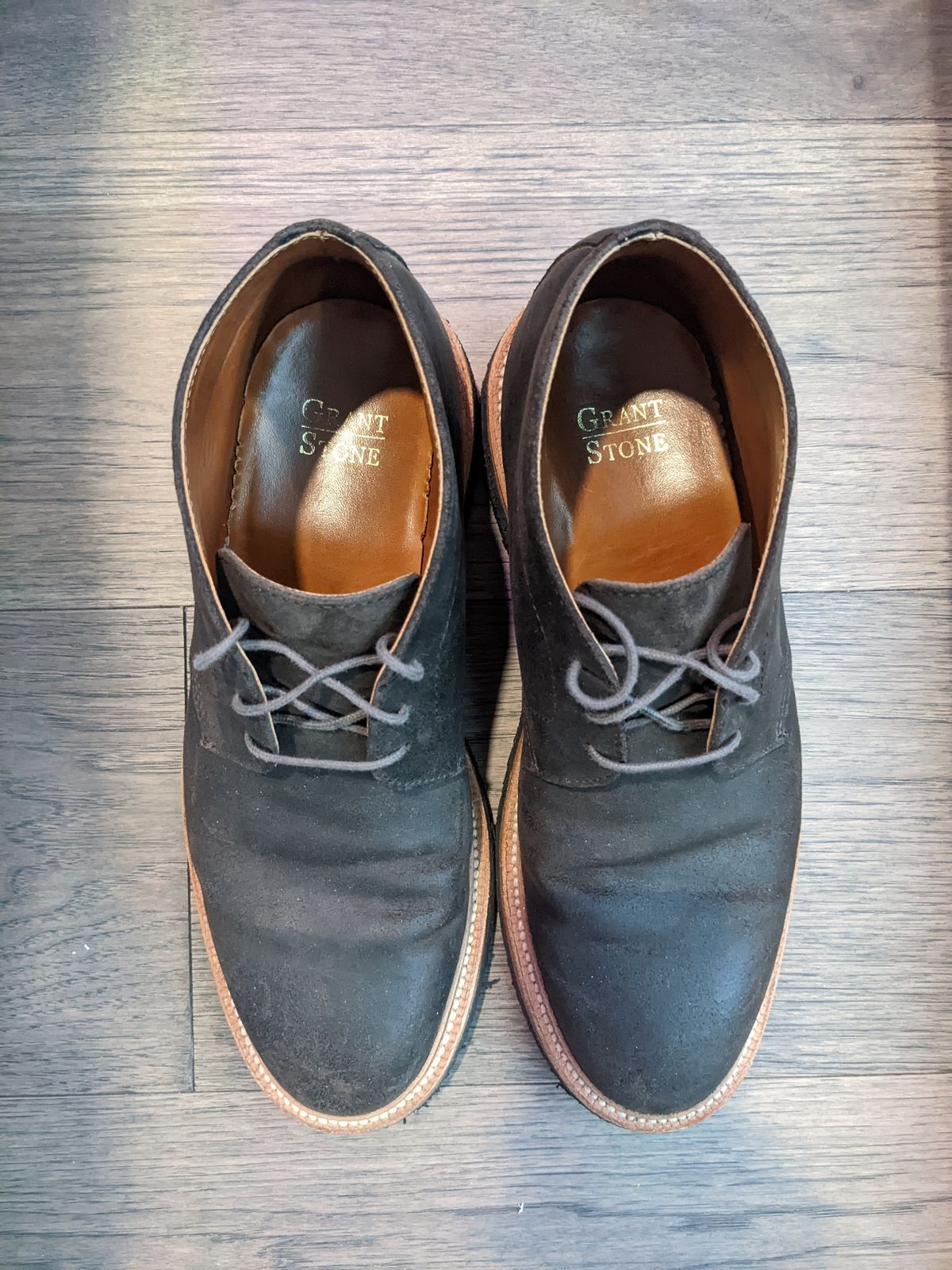 Photo by trickyspaniard on November 4, 2022 of the Grant Stone Chukka in C.F. Stead Earth Waxy Commander Suede.