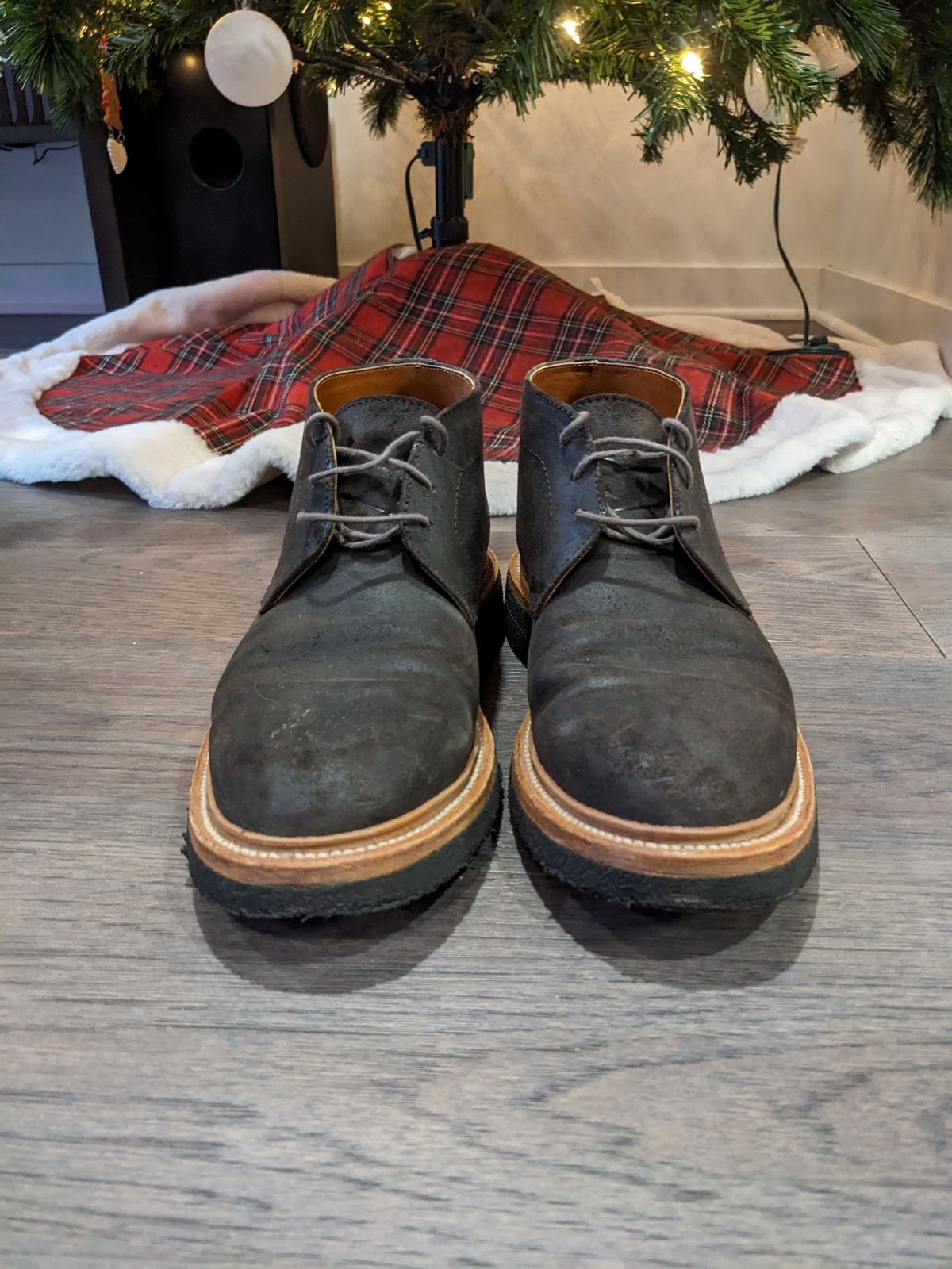 Photo by trickyspaniard on January 4, 2023 of the Grant Stone Chukka in C.F. Stead Earth Waxy Commander Suede.