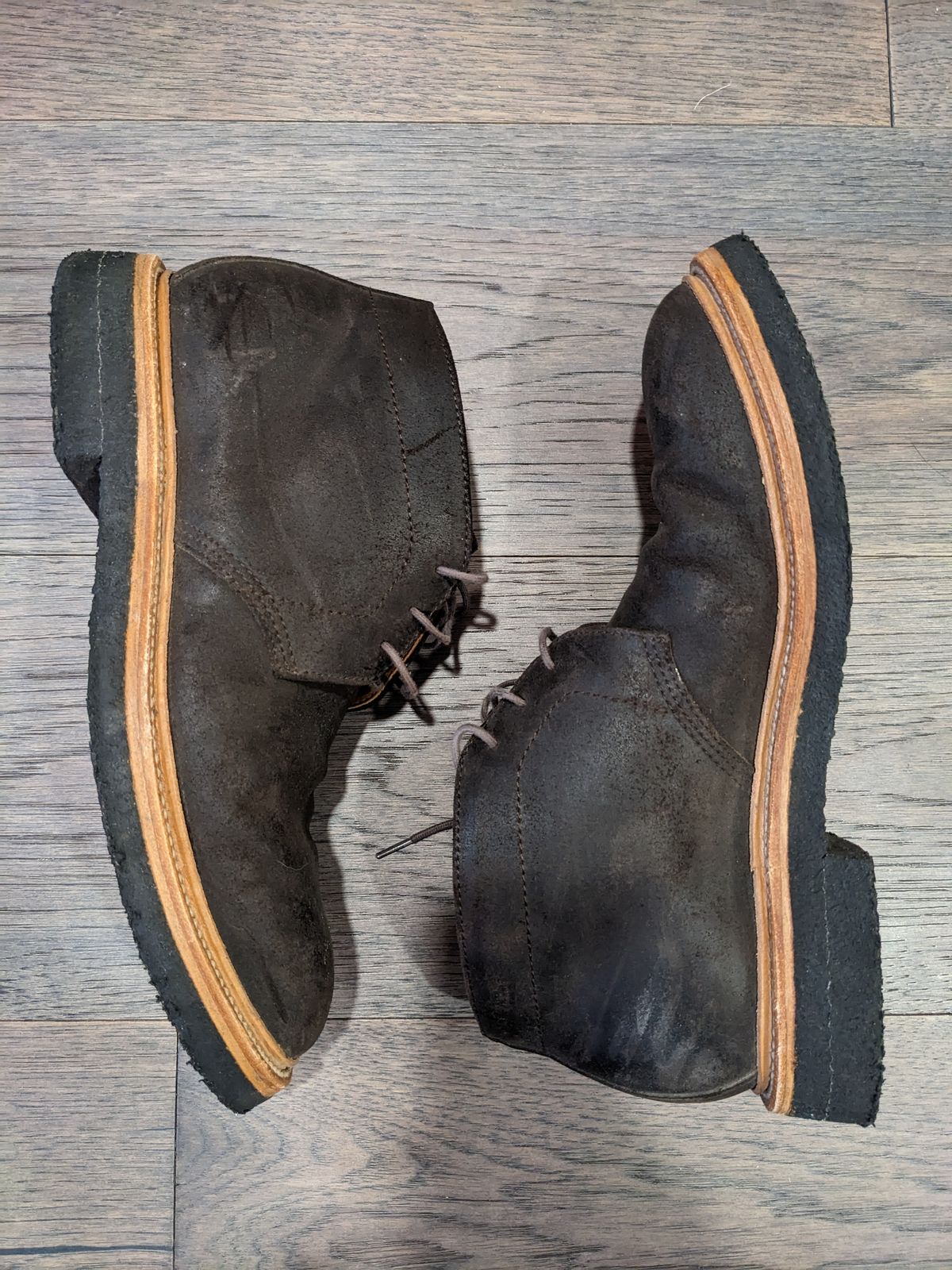 Photo by trickyspaniard on January 4, 2023 of the Grant Stone Chukka in C.F. Stead Earth Waxy Commander Suede.