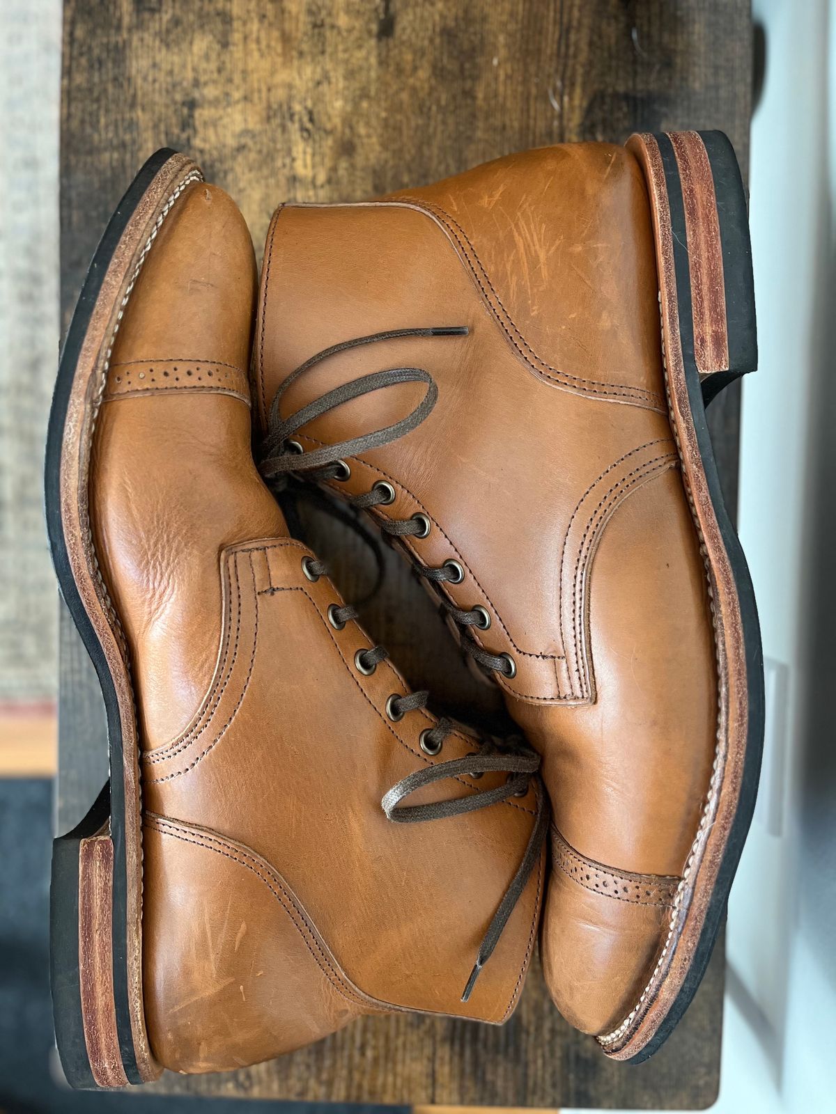 Photo by dudecomputer on February 1, 2024 of the Viberg Service Boot BCT in Horween Bourbon Workshoe Butt.