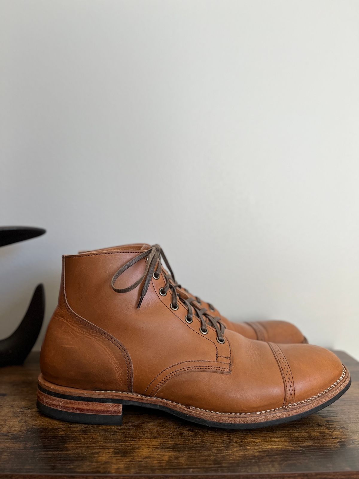 Photo by dudecomputer on February 1, 2024 of the Viberg Service Boot BCT in Horween Bourbon Workshoe Butt.