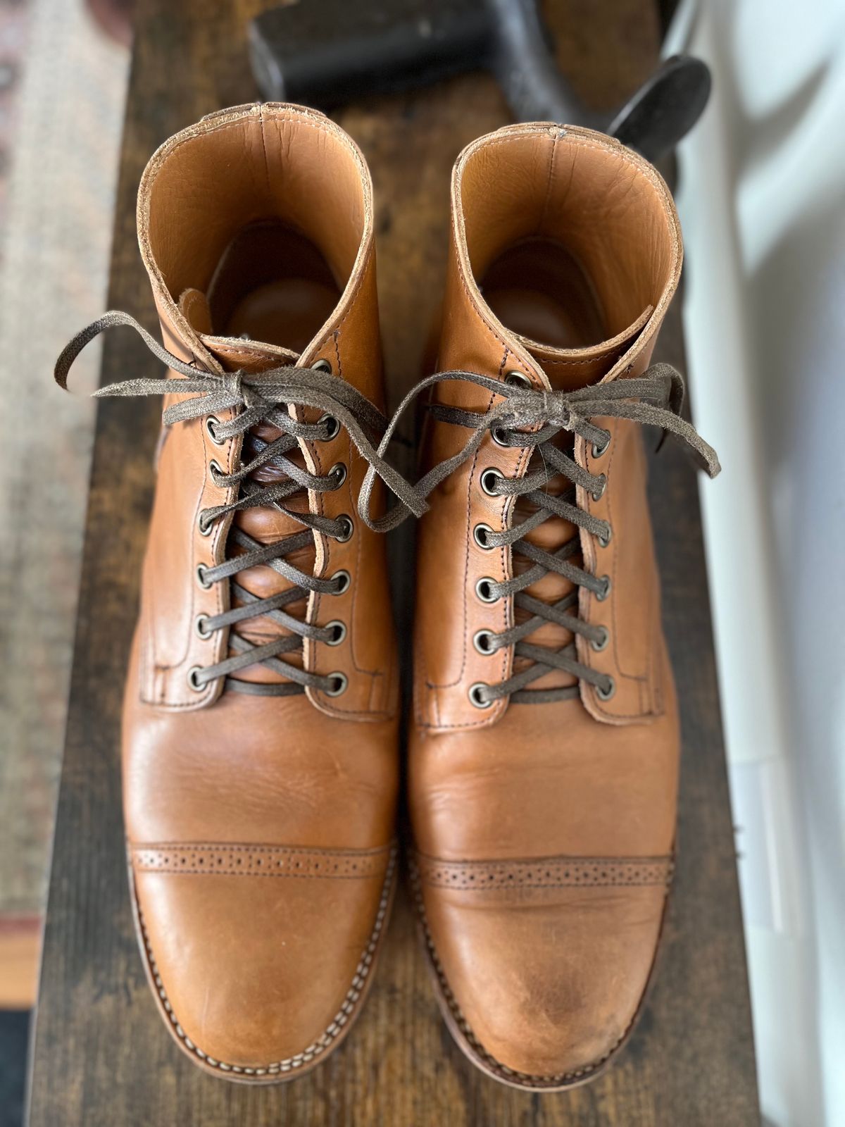 Photo by dudecomputer on February 1, 2024 of the Viberg Service Boot BCT in Horween Bourbon Workshoe Butt.