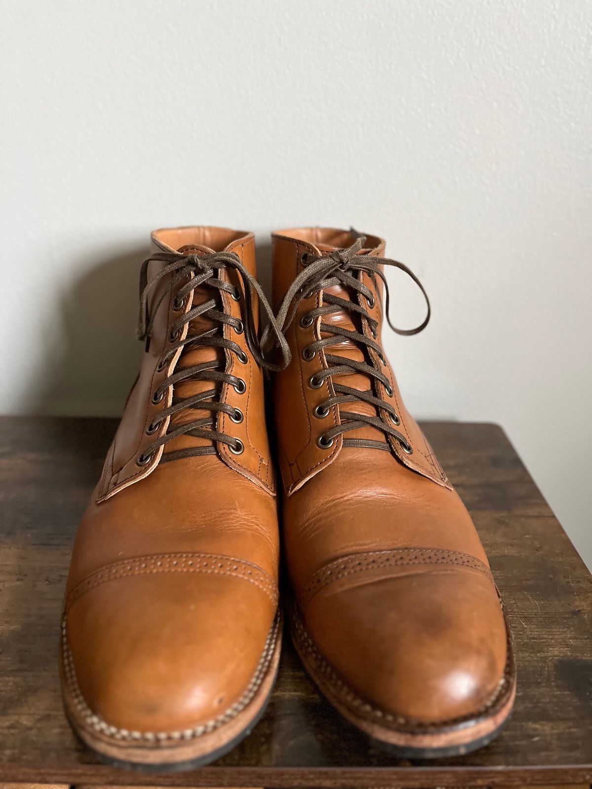 Photo by dudecomputer on March 1, 2024 of the Viberg Service Boot BCT in Horween Bourbon Workshoe Butt.