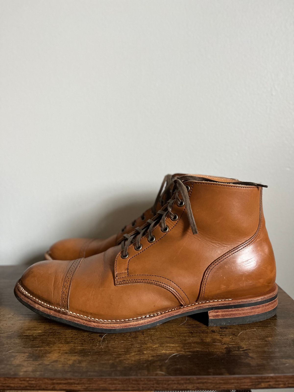 Photo by dudecomputer on March 1, 2024 of the Viberg Service Boot BCT in Horween Bourbon Workshoe Butt.