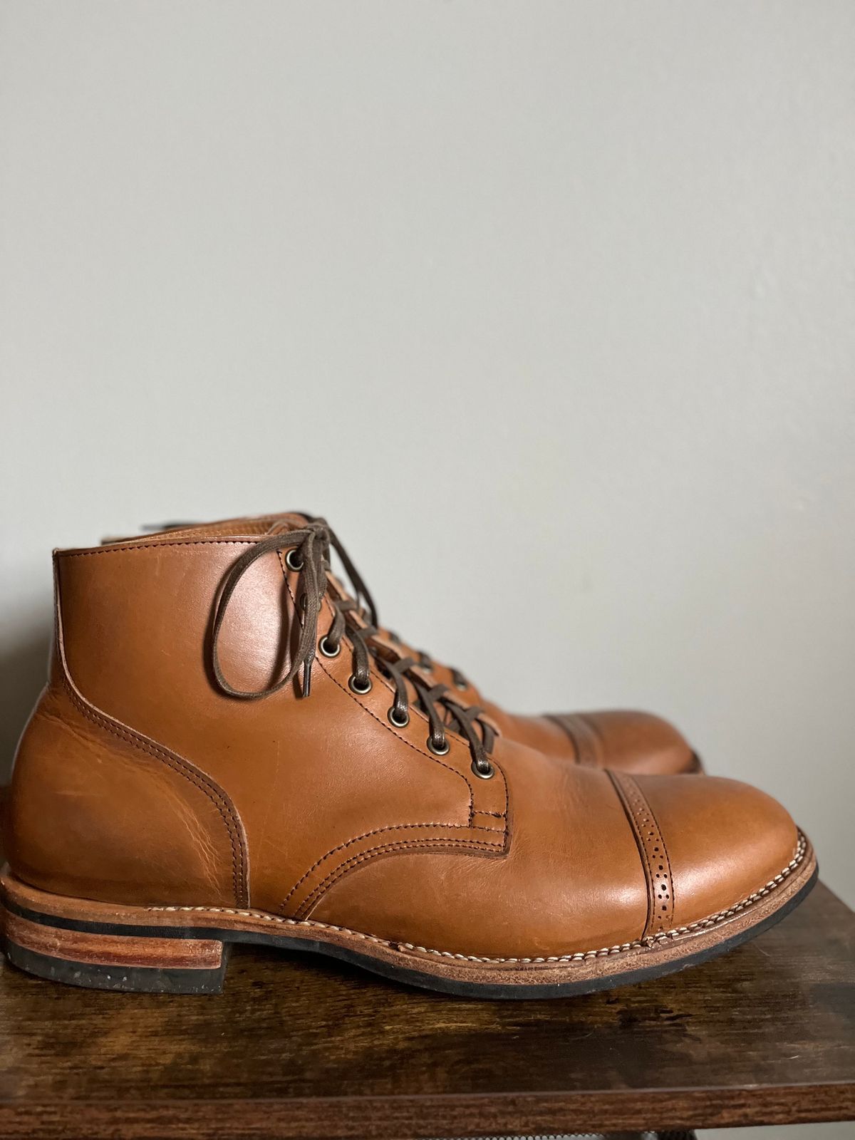 Photo by dudecomputer on March 1, 2024 of the Viberg Service Boot BCT in Horween Bourbon Workshoe Butt.