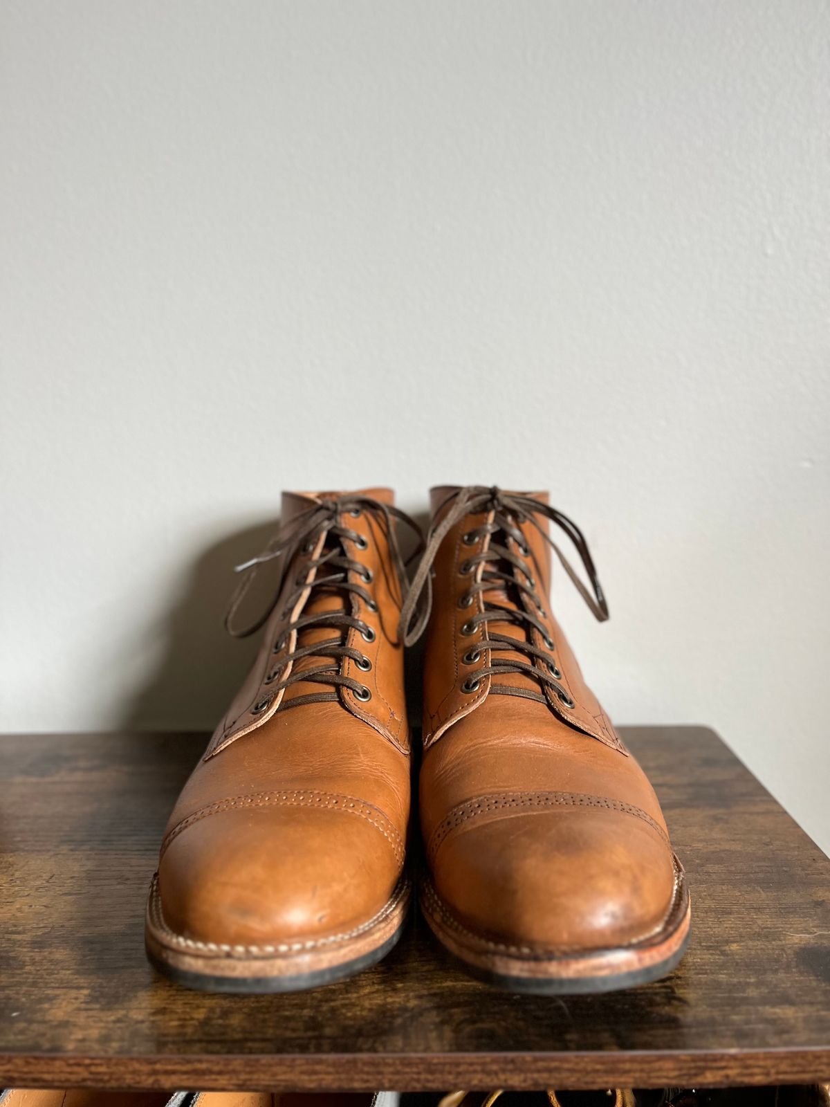 Photo by dudecomputer on April 1, 2024 of the Viberg Service Boot BCT in Horween Bourbon Workshoe Butt.