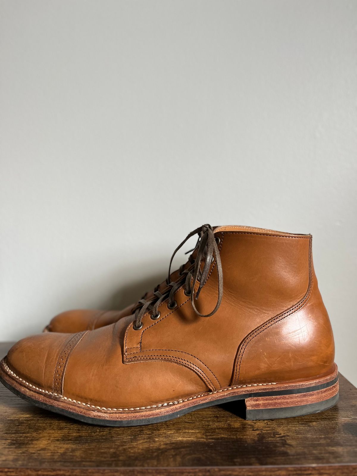 Photo by dudecomputer on April 1, 2024 of the Viberg Service Boot BCT in Horween Bourbon Workshoe Butt.