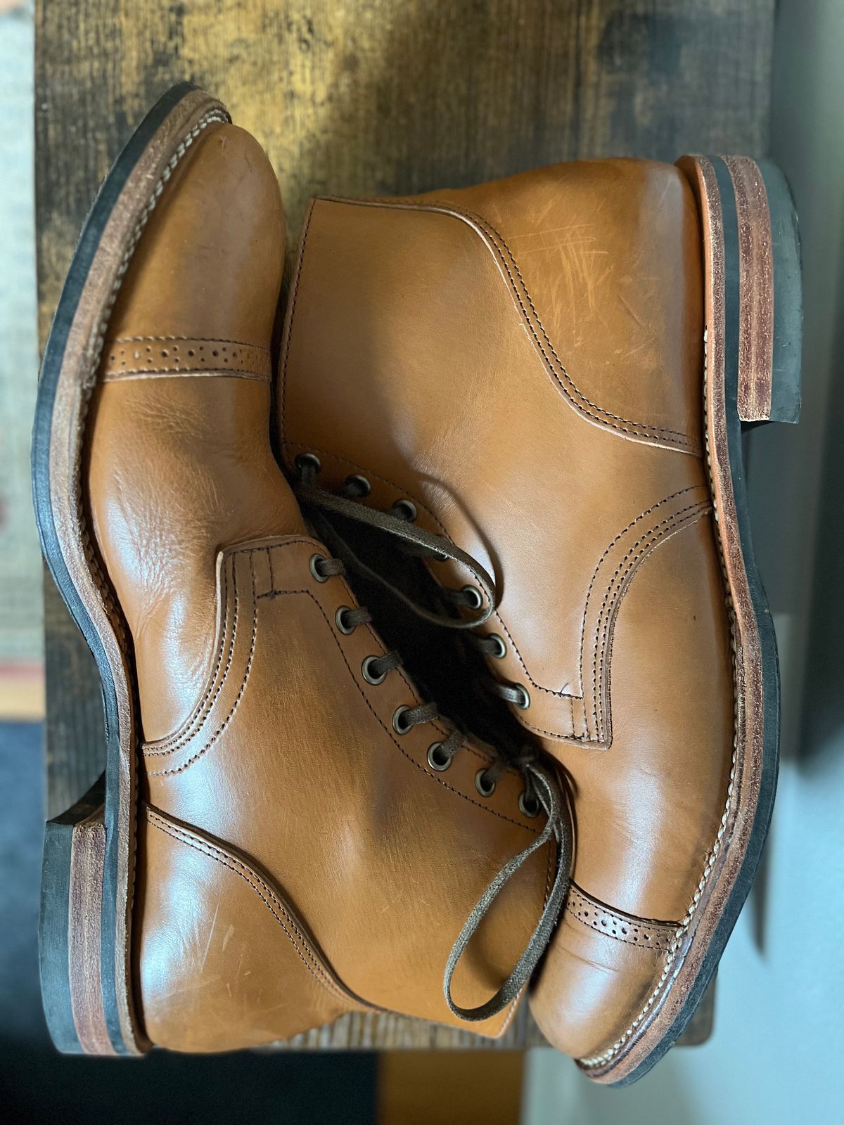 Photo by dudecomputer on April 1, 2024 of the Viberg Service Boot BCT in Horween Bourbon Workshoe Butt.