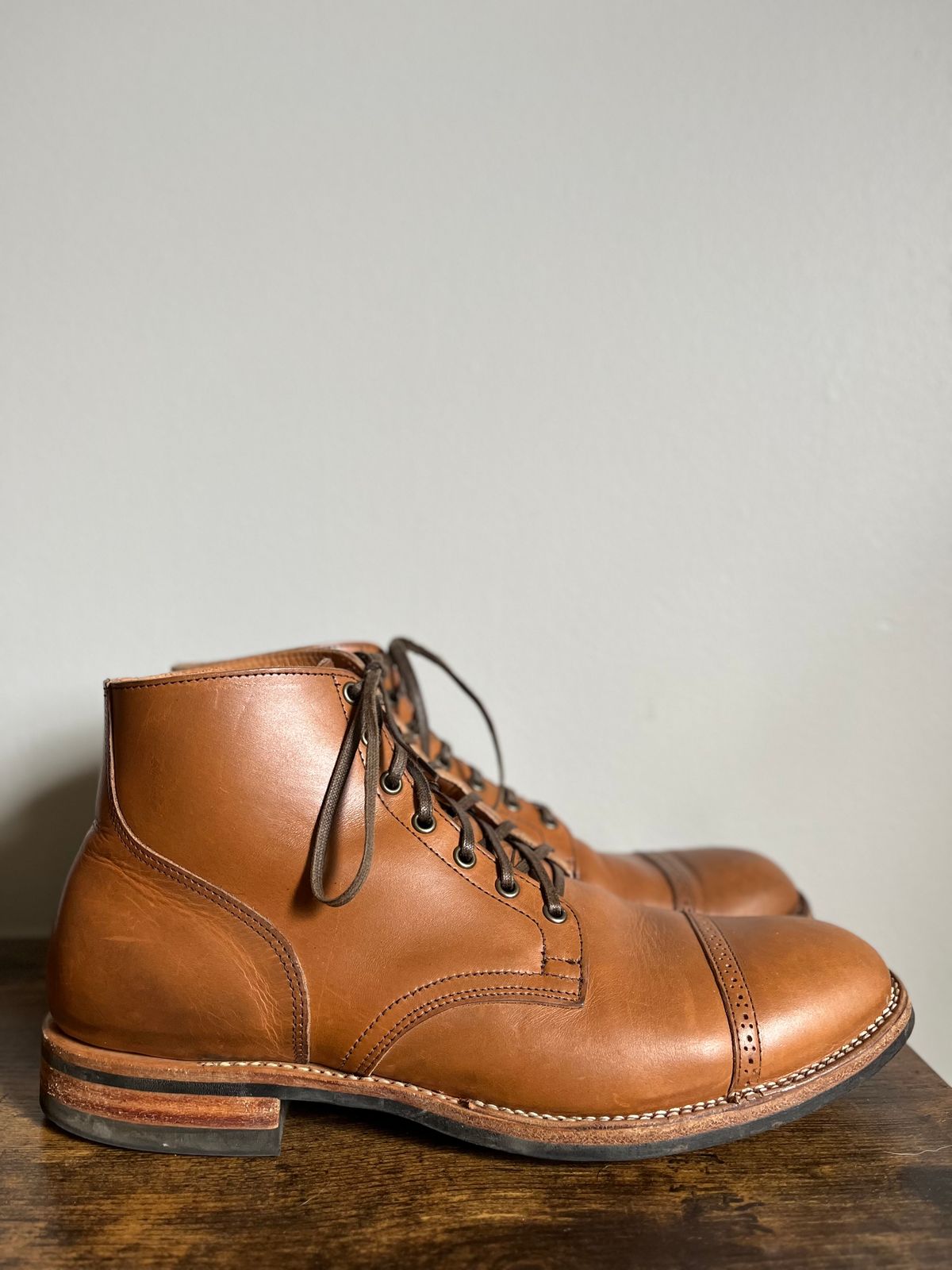 Photo by dudecomputer on April 1, 2024 of the Viberg Service Boot BCT in Horween Bourbon Workshoe Butt.