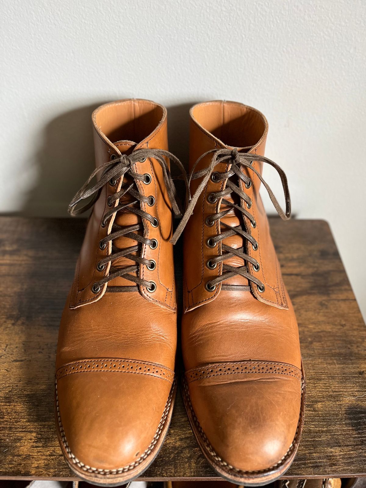 Photo by dudecomputer on April 1, 2024 of the Viberg Service Boot BCT in Horween Bourbon Workshoe Butt.