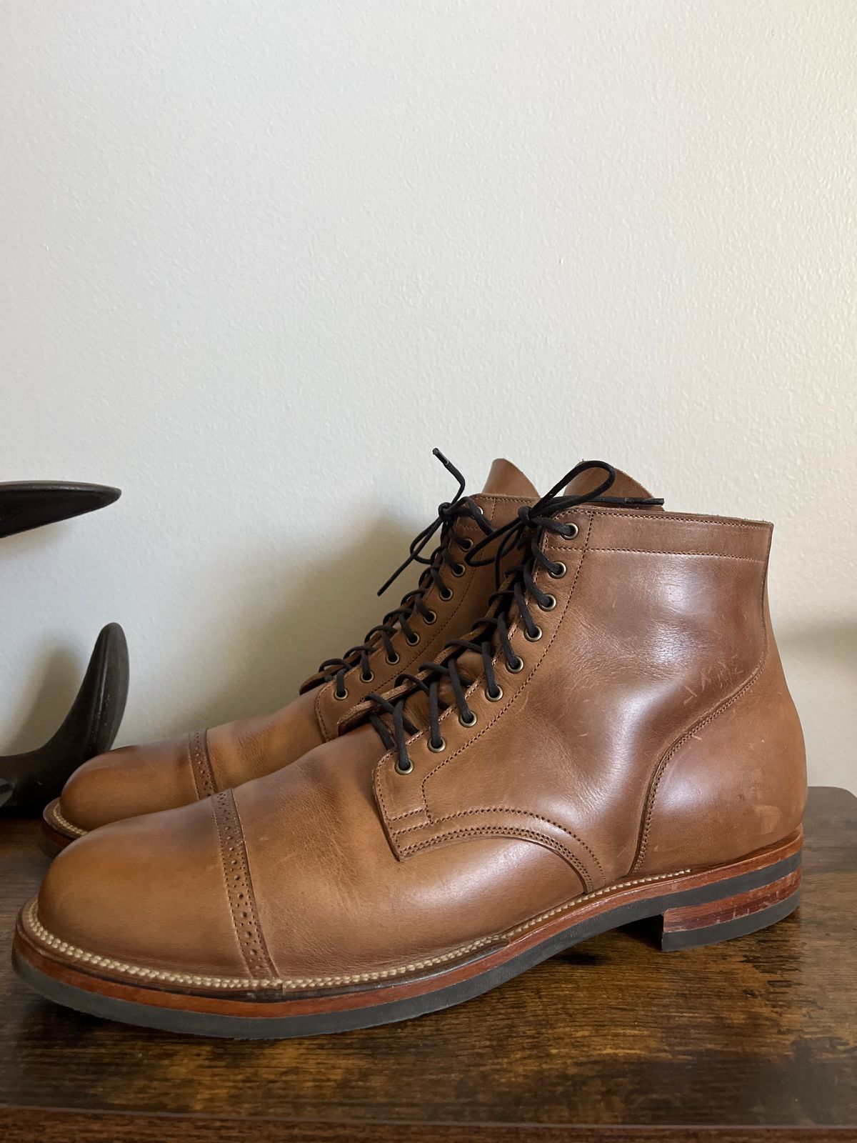 Photo by dudecomputer on August 23, 2024 of the Viberg Service Boot BCT in Horween Natural Chromexcel.