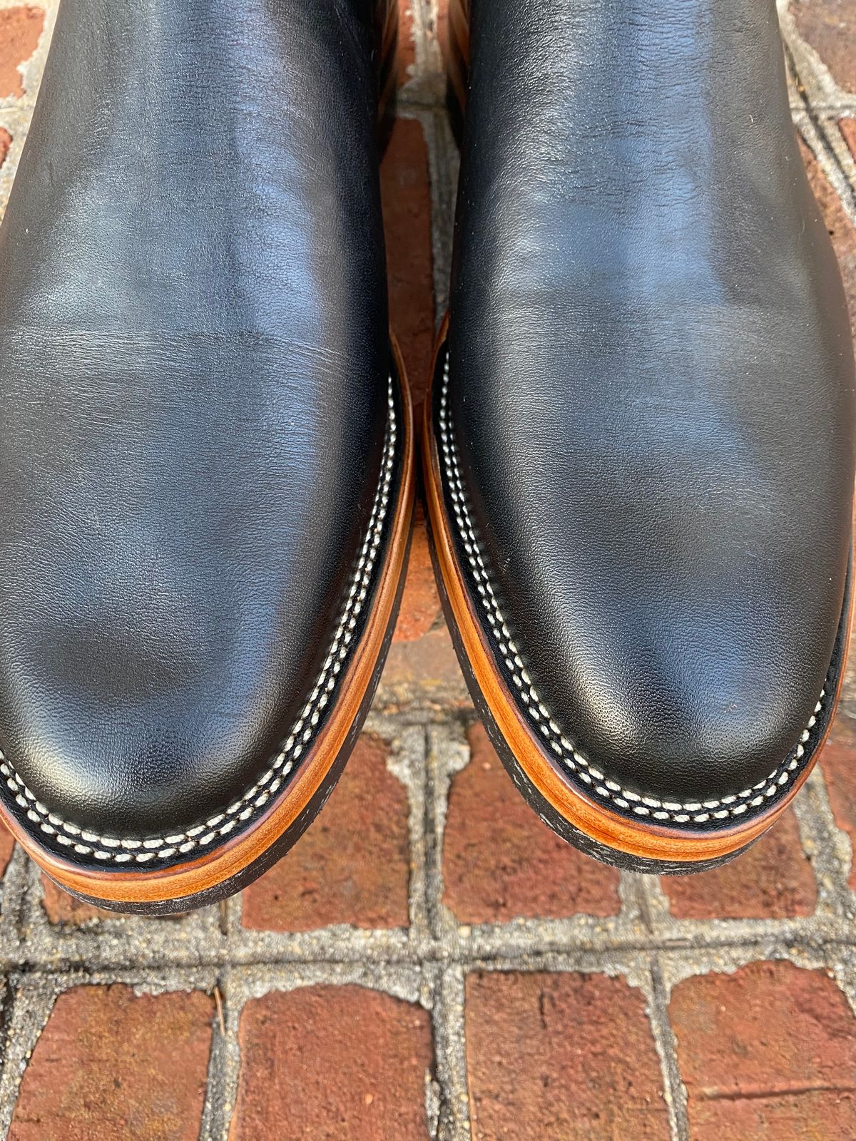 Photo by dudecomputer on February 17, 2023 of the Benzein The Seventh Chelsea Boot in Shinki Black Latigo Teacore Horsehide.