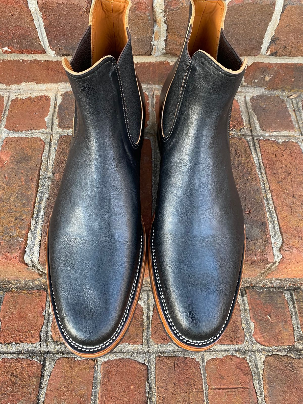 Photo by dudecomputer on February 17, 2023 of the Benzein The Seventh Chelsea Boot in Shinki Black Latigo Teacore Horsehide.