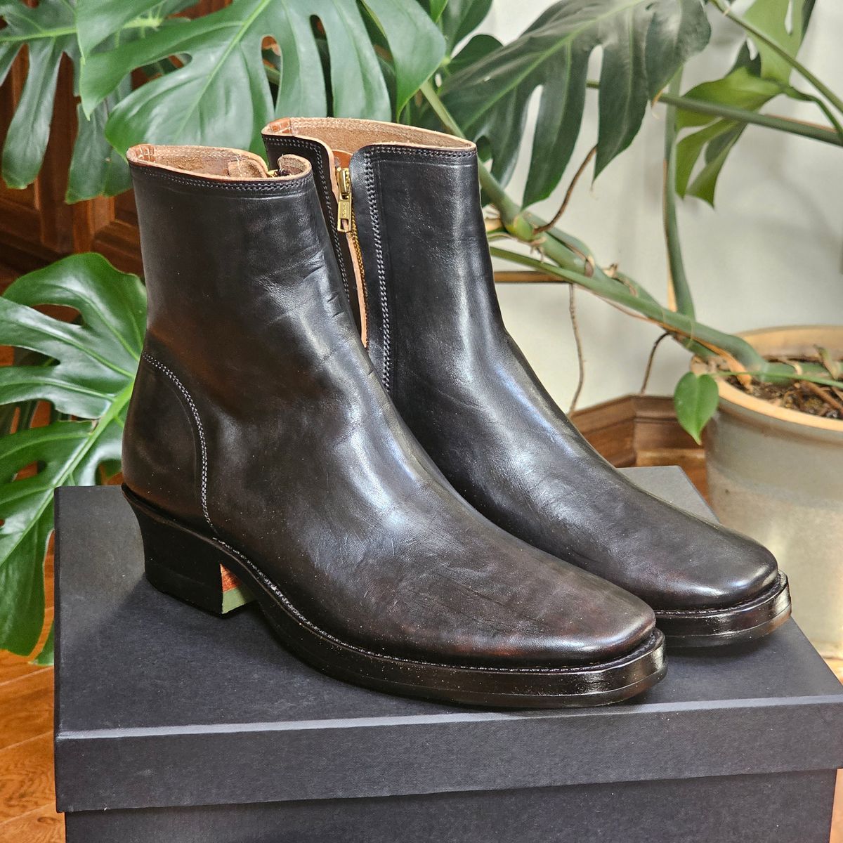 Photo by vintagekeys on March 4, 2025 of the Briselblack The Stride 'Type 2' in Toscanello Waxed Horsebutt Maryam Tannery overdyed Black.