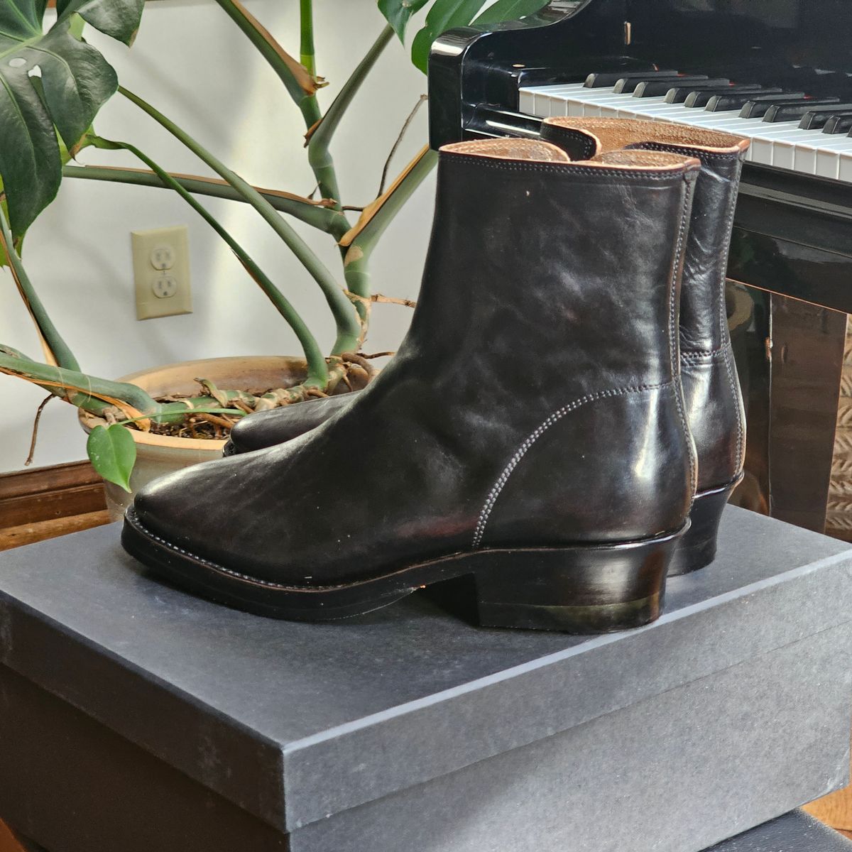 Photo by vintagekeys on March 4, 2025 of the Briselblack The Stride 'Type 2' in Toscanello Waxed Horsebutt Maryam Tannery overdyed Black.