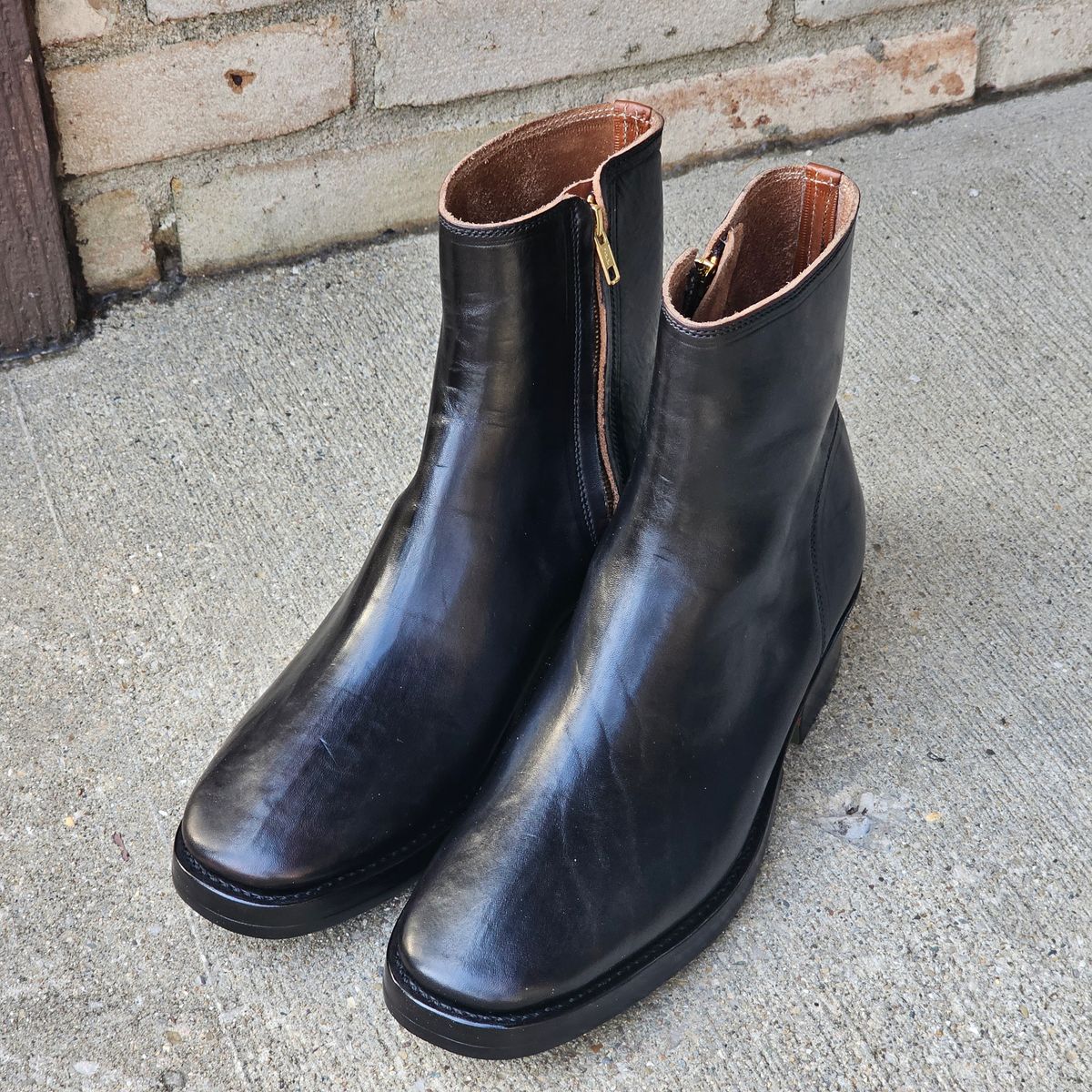 Photo by vintagekeys on March 4, 2025 of the Briselblack The Stride 'Type 2' in Toscanello Waxed Horsebutt Maryam Tannery overdyed Black.