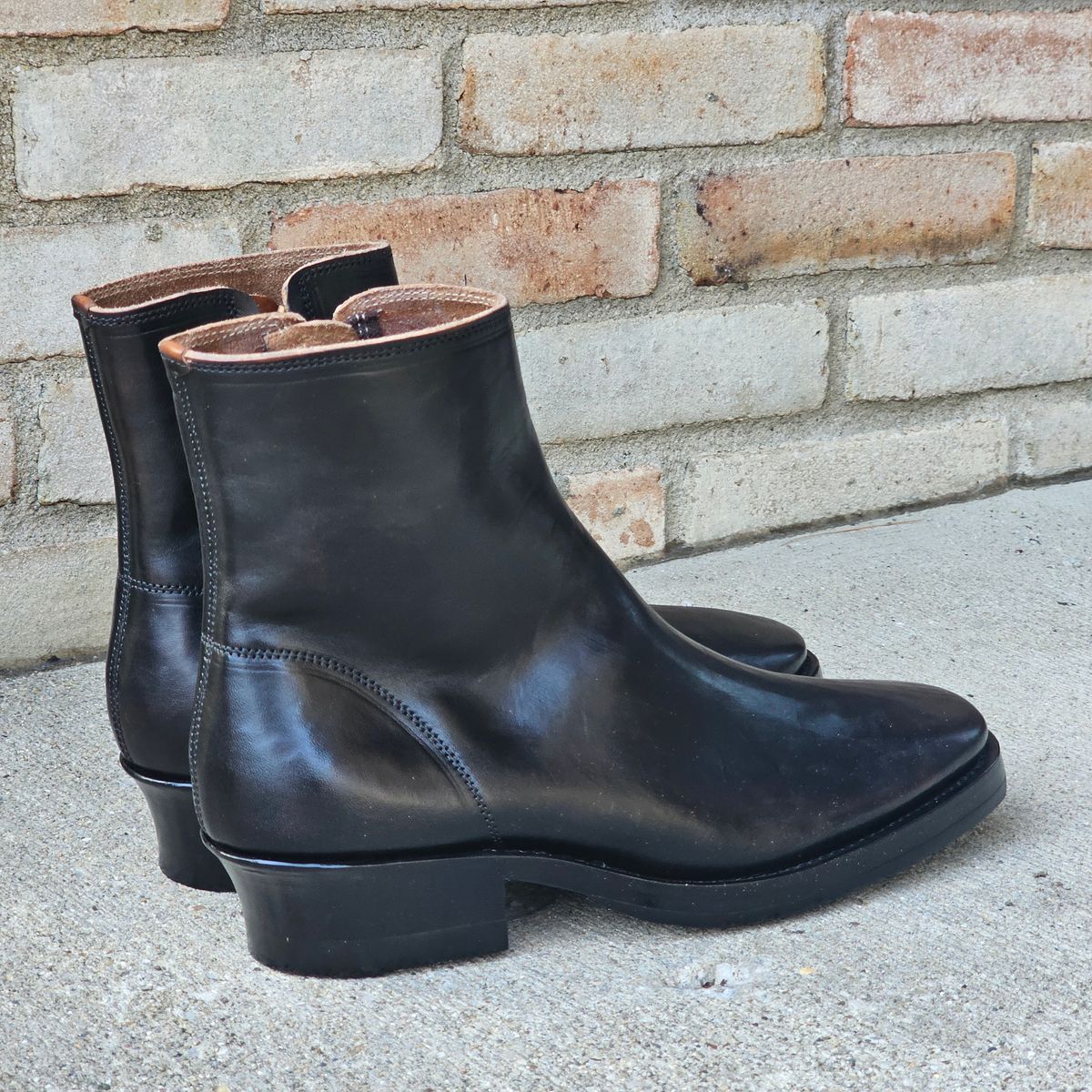 Photo by vintagekeys on March 4, 2025 of the Briselblack The Stride 'Type 2' in Toscanello Waxed Horsebutt Maryam Tannery overdyed Black.