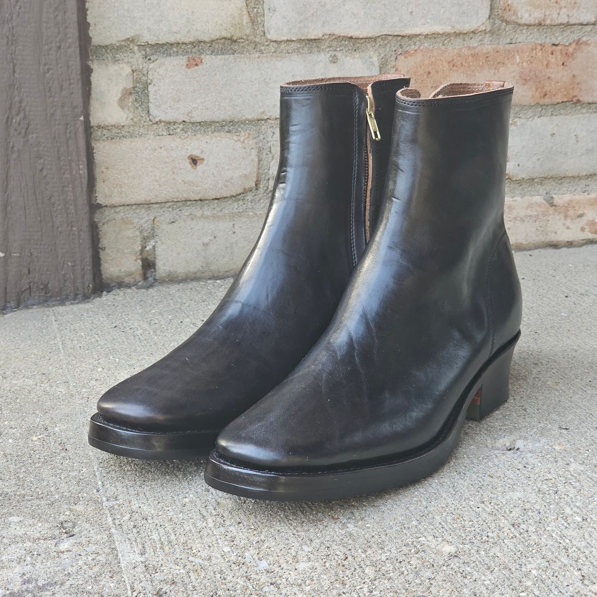 Photo by vintagekeys on March 4, 2025 of the Briselblack The Stride 'Type 2' in Toscanello Waxed Horsebutt Maryam Tannery overdyed Black.