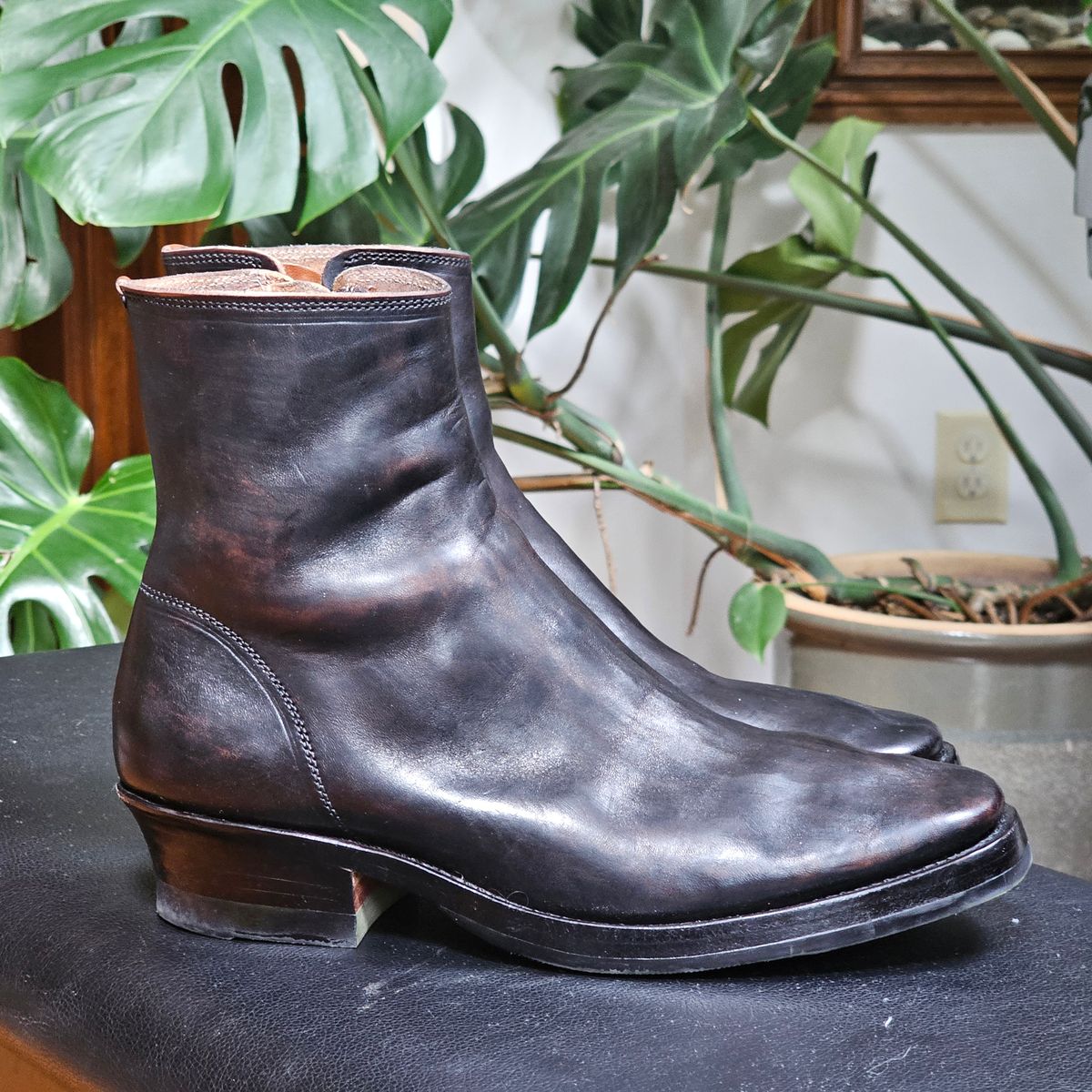 Photo by vintagekeys on March 6, 2025 of the Briselblack The Stride 'Type 2' in Toscanello Waxed Horsebutt Maryam Tannery overdyed Black.
