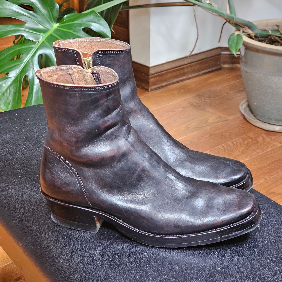 Photo by vintagekeys on March 6, 2025 of the Briselblack The Stride 'Type 2' in Toscanello Waxed Horsebutt Maryam Tannery overdyed Black.